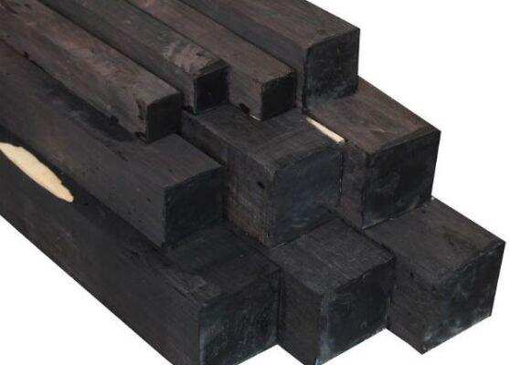 यह लकड़ी चंदन की तुलना में अधिक मूल्यवान है, इसकी कीमत लाखों रुपये है