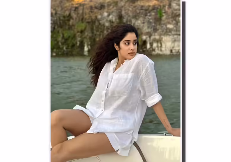 बॉलीवुड स्टार जाह्नवी कपूर इंटरनेट सेंसेशन बन चुकी हैं। एक्ट्रेस की तस्वीरों और वीडियो ने सोशल मीडिया पर आते ही तहलका मचा दिया. एक्ट्रेस जाह्नवी कपूर ने हाल ही में अपनी कुछ लेटेस्ट तस्वीरें सोशल मीडिया पर शेयर की हैं। जिसमें एक्ट्रेस लॉन्ग वाइट शर्ट में सिजलिंग करती नजर आ रही थीं। एक्ट्रेस जाह्नवी कपूर की ये तस्वीरें इंस्टाग्राम पर आते ही वायरल हो गई हैं। हालांकि इन तस्वीरों पर कई लोग एक्ट्रेस को ट्रोल भी करते नजर आए। यहां देखिए एक्ट्रेस जाह्नवी कपूर की लेटेस्ट तस्वीरें।   जान्हवी कपूर ने खूबसूरत लोकेशन की तस्वीरें शेयर की हैं एक्ट्रेस जाह्नवी कपूर लेटेस्ट तस्वीरों में कुछ खूबसूरत लोकेशन्स पर नजर आ रही हैं। एक्ट्रेस की ये तस्वीरें इंस्टाग्राम पर आते ही वायरल हो गईं।  जाह्नवी कपूर की खूबसूरती ने पार्टी में खूब धूम मचाई एक्ट्रेस जाह्नवी कपूर ने आगे आकर अपनी लेटेस्ट फोटोज शेयर की और फैन्स के बीच छा गईं. एक्ट्रेस की तस्वीरें इंस्टाग्राम पर आते ही खलबली मच गई।   व्हाइट शर्ट में टोंड लेग्स फ्लॉन्ट करती जाह्नवी कपूर एक्ट्रेस जान्हवी कपूर इन लेटेस्ट तस्वीरों में लॉन्ग वाइट शर्ट में टोंड लेग्स फ्लॉन्ट करती नजर आ रही हैं। एक्ट्रेस की इन तस्वीरों को देखने के बाद इंस्टाग्राम की दुनिया में हलचल मच गई।