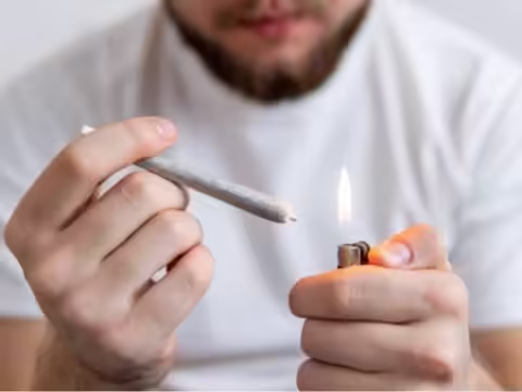 आप दुनिया में कहीं भी जाएं, धूम्रपान किसी न किसी रूप में लोगों को प्रभावित कर रहा है। कुछ लोग प्राकृतिक सामग्री से नशीला धुंआ बना रहे हैं तो कुछ सिगरेट और बीड़ी का काम कर रहे हैं। धूम्रपान करने वालों की एक विशेषता यह है कि वे रोज छोड़ने की बात तो करते हैं लेकिन छोड़ नहीं पाते। ऐसे गंजे लोगों के लिए मार्केट में एक जॉब है, यहां उन्हें गांजा पीने की जगह अच्छी सैलरी ऑफर की जा रही है.  खास तौर पर गंजे लोगों के लिए कंपनी ने आकर्षक जॉब ऑफर दिए हैं। नौकरी के विज्ञापन के मुताबिक आपको गांजा पीना होगा और इसके बदले में आपको 88 लाख रुपये की मोटी तनख्वाह मिलेगी। अब इस काम के लिए गंजे लोग लाइन लगा रहे हैं, मतलब यहां भी कम कॉम्पिटिशन नहीं है। सोशल मीडिया पर लोग इस जॉब के बारे में सुनकर हैरान हैं, लेकिन भांग के पेशेवर यूजर्स के लिए यह अजीबोगरीब जॉब ऑफर जारी किया गया है।  कंपनी विशेषज्ञ बाल्ड चाहती है जर्मनी की एक कंपनी को ऐसे कर्मचारी की तलाश है जो पेशेवर रूप से गंजा हो। चौंकिए मत, इस कंपनी का नाम 'कैनबिस सोम्मेलियर' है और यह अपने लिए एक पेशेवर धूम्रपान करने वाले की तलाश कर रही है। वे उत्पादों की गुणवत्ता की जांच के लिए एक 'खरपतवार विशेषज्ञ' की तलाश कर रहे हैं। कोलोन स्थित कैनामेडिकल जर्मन फार्मेसियों को औषधीय भांग बेचती है। इसके लिए वह ऐसे लोगों की तलाश कर रहे हैं जो उनके उत्पाद की गुणवत्ता जांचने के लिए उसे सूंघ सकें, महसूस कर सकें और धूम्रपान कर सकें।  88 लाख रुपए सैलरी दी जा रही है कंपनी के सीईओ डेविड हेन ने बिल्ड को बताया कि वे एक ऐसे कर्मचारी की तलाश कर रहे हैं जो ऑस्ट्रेलिया, कनाडा, पुर्तगाल, मैसेडोनिया और डेनमार्क जैसे देशों के लिए हमारे उत्पादों की मानक निगरानी कर सके। कर्मचारी को जर्मनी में वितरित सामग्री की गुणवत्ता की भी जांच करनी होगी। मजेदार बात यह है कि इस जॉब के लिए कॉम्पिटिशन भी काफी कड़ा है क्योंकि गंजे मर्द इसके लिए अप्लाई करना भी शुरू कर चुके हैं। हालाँकि, नौकरी के लिए पकड़ यह है कि कर्मचारी को भांग का रोगी होना चाहिए और उसके पास जर्मनी में कानूनी रूप से भांग पीने का लाइसेंस भी होना चाहिए।