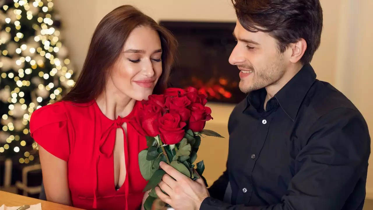 वैलेंटाइन वीक की शुरुआत हर साल 7 फरवरी को रोज डे से होती है। इस दिन प्रेमी जोड़े एक दूसरे को लाल गुलाब देकर अपने प्यार का इजहार करते हैं। 