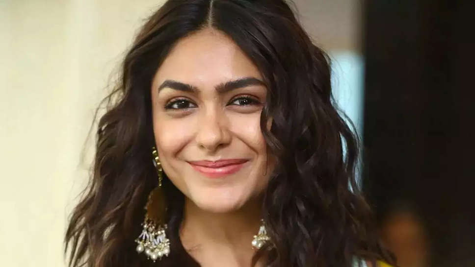 Mrunal Thakur: मृणाल ठाकुर को है ब्रांड से परहेज, कपड़ों पर खर्चतीं हैं महज इतने रुपये