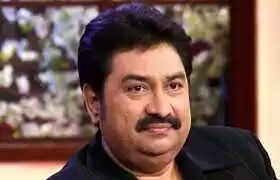 फिल्मी दुनिया में अच्छे कंटेंट के साथ अच्छा संगीत हमेशा से जरूरी रहा है। बॉलीवुड में गीत संगीत को काफी पसंद किया जाता है और दर्शकों ने हमेशा इससे जुड़ाव महसूस किया है। लेकिन म्यूजिक इंडस्ट्री में जगह को लेकर आए दिन बहस होती रहती है। कई गायक या संगीतकार बदलते चलन पर अपना गुस्सा जाहिर कर चुके हैं। अब इसी कड़ी में हाल ही में कुमार शानू ने अपना पक्ष रखा है. एक इंटरव्यू में कुमार शानू ने कहा कि उन्होंने संगीत की मौजूदा स्थिति के बारे में बात करते हुए पर्दे के पीछे की सच्चाई का खुलासा किया है. कई गाने गा चुके सिंगर के मुताबिक टैलेंट का सही इस्तेमाल नहीं हो पा रहा है.  आदित्य नारायण ने हाल ही में शाहरुख खान की फिल्म 'पठान' के एक गाने के बारे में बात की। उन्होंने कहा कि आखिरी समय में उनका तबादला कर दिया गया। वहीं संगीत से जुड़े कई लोगों जैसे अरमान मलिक, अरिजीत सिंह ने भी अपनी परेशानी शेयर की है. सिंगर्स को पर्दे के पीछे काफी दिक्कतों का सामना करना पड़ता है और हाल ही में ईटाइम्स को दिए एक इंटरव्यू में कुमार शानू ने भी इस बारे में बात की।  संगीत गौण होता जा रहा है कुमार शानू कहते थे, 'हमारी पीढ़ी भाग्यशाली थी। अगर हमारे संगीत निर्देशक पश्चिम की बजाय भारतीय संगीत संस्कृति पर ध्यान दें तो हम बेहतर कर सकते हैं। आज के दौर में कलाकार तय करते हैं कि कौन सा गायक उनके लिए पार्श्वगायन करेगा और इस तरह का हस्तक्षेप बंद होना चाहिए। मुझे लगता है कि इन दिनों संगीत उद्योग गौण हो गया है। एक समय था जब फिल्मों में संगीत पहले आता था। संगीत पर अब इतना ध्यान नहीं है।  फिल्म निर्माताओं को भी निशाना बनाया गया कुमार शानू ने बातचीत के दौरान फिल्म निर्माताओं पर भी निशाना साधा। उन्होंने कहा, 'एक तरफ संगीत को दूसरा दर्जा दिया जा रहा है। दूसरी ओर, आज के फिल्म निर्माता इतने अधिक आत्मविश्वासी हैं कि उन्हें नहीं लगता कि फिल्मों को अच्छे संगीत की आवश्यकता होती है। यही प्रमुख कारण है कि हमारा संगीत जगत संकट के दौर से गुजर रहा है।