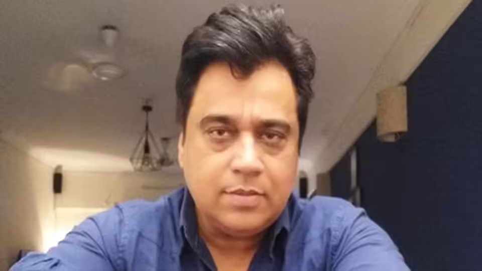 रंगमंच की दुनिया के बेहतरीन अभिनेता मनु ऋषि चड्ढा लंबे समय से बॉलीवुड की दुनिया में काम कर रहे हैं। अभिषेक बच्चन के साथ फिल्म 'दसवी' में नजर आ चुके ऋषि हाल ही में थ्रिलर फिल्म 'यू टर्न' में नजर आए थे। किरदार छोटा हो या बड़ा ऋषि को उसकी तह तक जाना अच्छा लगता है ताकि दर्शक पर्दे पर उससे जुड़ सकें। रंगमंच से जुड़े होने के कारण उन्हें इससे काफी फायदा होता है। हाल ही में ऋषि ने 'यू टर्न' और अन्य विषयों पर News18 Hindi से बात की.  ऋषि ने अपने करियर की शुरुआत थिएटर आर्टिस्ट के तौर पर की थी। लंबे समय तक रंगमंच की दुनिया से जुड़े रहने के बाद वे मुंबई शिफ्ट हो गए। ऋषि ने कहा कि अब उन्हें थिएटर की बहुत याद आती है क्योंकि फिल्मों में लिखने और अभिनय करने के कारण उन्हें समय नहीं मिलता। हालांकि थिएटर उनके दिल के करीब है और उन्हें जब भी समय मिलेगा वह थिएटर करना जरूर पसंद करेंगे।  92 फीट की ऊंचाई पर लटका... 'यू टर्न' 28 अप्रैल 2023 को जी5 पर रिलीज हुई थी। इस हॉरर थ्रिलर फिल्म में अलाया एफ, प्रियांशु, आशिम गुलाटी आदि प्रमुख भूमिकाओं में थे। फिल्म में मनु ने 'इंद्रजीत सिंह ढिल्लों' का किरदार निभाया था। उन्होंने फिल्म से जुड़ा एक सीन के पीछे का किस्सा शेयर किया। उन्होंने कहा, 'मैं 92 फीट की ऊंचाई पर था और मुझे वहां से गिरना पड़ा। कृत्रिम बारिश होने वाली थी। बारिश के लिए इस्तेमाल किए गए नोजल 4 थे, जिनमें से 2 ने पानी का उत्पादन किया और 2 ने नहीं किया। मुझे फंदे में लटकाया गया। सब कुछ बेहतर होने तक ब्रेक लेने का फैसला किया गया। इस बीच मैं आधे घंटे से ज्यादा समय तक हवा में लटका रहा। इसी बीच मेरा वड़ापाव खाने का मन हुआ और डायरेक्टर ने उसे फेंक दिया। खैर, मैं चाय नहीं पी सका। मैं आराम से वहीं लेट गया, पीठ को सहारा दिया। यह बहुत ही अलग तरह का अनुभव था।    ऋषि ने साल 2002 में फिल्म 'साथिया' से बॉलीवुड में डेब्यू किया था। फिल्म में विवेक ओबेरॉय और रानी मुखर्जी ने मुख्य भूमिकाएँ निभाईं। डेब्यू के बारे में ऋषि ने कहा, 'फिल्म मेरे लिए खास थी, हालांकि डॉक्टर के रूप में मेरा रोल एक पल के लिए था, लेकिन मैंने रानी को बचा लिया। वह कोमा में थी और मैंने उसे एक इंजेक्शन दिया।