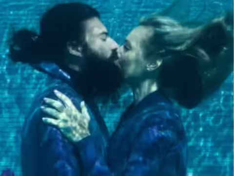 इस अनोखे कारनामे को गिनीज बुक ऑफ वर्ल्ड रिकॉर्ड में दर्ज किया गया है। ऐसे कारनामे दुनिया में कहीं और देखने को नहीं मिलते हैं। वैलेंटाइन डे के मौके पर जब पूरी दुनिया जश्न के मूड में है तो एक कपल ने इसे धूमधाम से मनाया और ऐसा रिकॉर्ड बनाया जो आज तक कहीं नहीं देखा गया है.  कनाडा के माइल्स क्लॉटियर और दक्षिण अफ्रीका की बेथ नील ने सबसे लंबे समय तक पानी के नीचे चुंबन का विश्व रिकॉर्ड बनाया। इसे गिनीज बुक में भी दर्ज किया गया है। उन्होंने पूल में पानी के अंदर 4 मिनट 6 सेकेंड तक किस किया। इससे पहले यह रिकॉर्ड इटैलियन टीवी शो होस्ट लो शो देई के नाम था, जिन्होंने 3 मिनट 24 सेकंड तक किस किया था। माइल्स क्लॉटियर और बेथ नील दोनों गोताखोर हैं और पहले से ही लगे हुए हैं। इनकी एक डेढ़ साल की बेटी भी है। तीनों साउथ अफ्रीका में साथ रहते हैं।   तीन प्रयासों के बाद सफलता ये लोग बीते दिनों मालदीव गए थे। यहां एक रिजॉर्ट में रुके थे जहां एक इवेंट के दौरान उन्होंने यह रिकॉर्ड बनाया। उन्होंने सुबह 7.30 बजे अपना प्रयास शुरू किया। थोड़े वार्म-अप के लिए पहली सांस रोकें, फिर तीन-तीन मिनट के दो परीक्षणों के बाद, वे सफल हुए। बेथ ने कहा कि दोनों ने तीन साल पहले इसके बारे में सोचा था लेकिन आज हो गया। उन्होंने माना कि तमाम अभ्यास के बावजूद यह काफी चुनौतीपूर्ण था। क्योंकि किसी तरह का ऑक्सीजन सपोर्ट नहीं था। इतनी देर रुकना बहुत मुश्किल था।    58 घंटे और 35 मिनट तक किस करें आपको बता दें कि पानी के बाहर सबसे लंबे समय तक किस करने का रिकॉर्ड थाईलैंड की एकचाई और लक्सन निरानरत के नाम दर्ज है। कपल ने लगातार 58 घंटे, 35 मिनट और 58 सेकंड तक एक-दूसरे को किस किया। हालांकि यह रिकॉर्ड उन्होंने 2013 में बनाया था जो आज तक नहीं टूटा है। 2013 में इस नए रिकॉर्ड को सेट करते हुए इस कपल ने अपना ही 2011 का रिकॉर्ड तोड़ दिया था। 2013 में ढाई दिन तक लगातार एक दूसरे को किस करते रहे। उन दिनों में, इन लोगों ने रिप्लेस बिलीव इट ऑर नॉट द्वारा आयोजित दो दिवसीय चुंबन प्रतियोगिता में भाग लिया और पटाया में वेलेंटाइन डे किसथॉन पर सबसे लंबे समय तक एक-दूसरे को चूमने का विश्व रिकॉर्ड बनाया। प्रतियोगिता में अन्य जोड़े बेहोश हो गए।