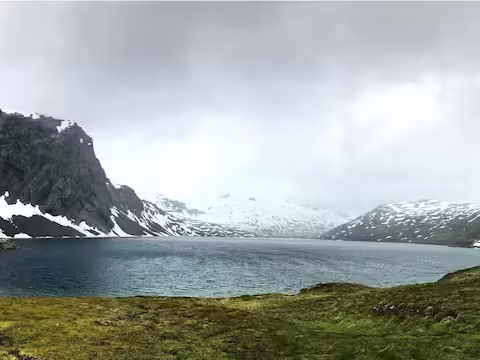 भारत में ज्यादातर लोग हाइकिंग के लिए बीच या पहाड़ी इलाकों में जाते हैं। कश्मीर हो, हिमाचल हो या उत्तराखंड। यहां के पहाड़ बहुत से लोगों को आकर्षित करते हैं और देश ही नहीं दुनिया भर से लाखों पर्यटक यहां आते हैं। हम सभी ने कई पहाड़, खूबसूरत पहाड़ियां, खूबसूरत घाटियां देखी हैं, लेकिन क्या हम पहाड़ और पहाड़ी के बीच का अंतर जानते हैं। चलो पता करते हैं।  हममें से ज्यादातर लोग सोचते हैं कि पहाड़ों का मतलब ऊंची चोटियां होता है। कुछ हद तक सच। दरअसल, पहाड़ प्राकृतिक रूप से बनता है। यह बहुत ऊँचा है। भूवैज्ञानिकों के अनुसार आमतौर पर पहाड़ की ऊंचाई 2000 मीटर से अधिक मानी जाती है। अर्थात जो पर्वत इससे ऊंचा होता है वह पर्वत माना जाता है। पृथ्वी पर चट्टानों और मिट्टी के भ्रंशन से पर्वत का निर्माण होता है।  इस तरह पहाड़ बनते हैं भूवैज्ञानिकों के अनुसार, जब पृथ्वी की दो टेक्टोनिक प्लेटें एक-दूसरे की ओर बढ़ती हैं, तो एक प्लेट दूसरी प्लेट के नीचे दब जाती है। ऐसे में ऊपरी प्लेट धरती से निकलती है और पहाड़ का रूप ले लेती है। इस प्रक्रिया में लाखों वर्ष लग जाते हैं क्योंकि पहाड़ प्रति वर्ष केवल 5 से 10 इंच ही बढ़ते हैं। कभी-कभी यह भूमिगत स्थित लावा चट्टान के खिसकने तथा गैसों के उच्च दाब के कारण पृथ्वी से बाहर आ जाता है। यह भी इसी से बनता है। पहाड़ पर चढ़ना बहुत कठिन होता है, क्योंकि उनकी चढ़ाई बहुत खड़ी होती है। पर्वत पर दो या दो से अधिक जलवायु एवं वनस्पति विविधता पाई जाती है।  पहाड़ियों पर चढ़ना भी खड़ी नहीं है पहाड़ियाँ आमतौर पर पहाड़ों से ऊँची नहीं होती हैं। इनकी ऊंचाई आमतौर पर 2000 मीटर से कम होती है। इनका निर्माण अपरदन या भ्रंशन से हुआ है। यहां तक ​​कि उनका उत्थान भी स्थिर नहीं है। वे इतने ऊँचे हैं कि पहाड़ियों की तुलना में लोग उन तक आसानी से पहुँच सकते हैं। कई जगहों पर यह पहाड़ का ही हिस्सा नजर आता है। देश के कई राज्यों में पहाड़ नजर आएंगे। कुछ पहाड़ियों पर आपको और बस्तियाँ मिलेंगी। उदाहरण के लिए, राजधानी दिल्ली में भी जहां राष्ट्रपति भवन स्थित है, वह पहाड़ी है। इसीलिए इसे रायसीना हिल्स भी कहा जाता है। प्रमुख पहाड़ियों की बात करें तो विंध्य हिल्स, सतपुड़ा हिल्स, अन्नामलाई हिल्स, नीलगिरी हिल्स, पलानी हिल्स, गारो हिल्स, खासी हिल्स, जयंतिया हिल्स, पीर पंजाल और काराकोरम आदि हैं।