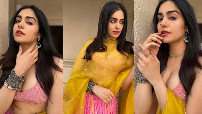 बॉलीवुड एक्ट्रेस अदा शरारा इन दिनों अपनी फिल्म 'द केरला स्टोरी' को लेकर काफी चर्चा में हैं. इसी बीच एक्ट्रेस को लेकर एक बड़ी खबर सामने आ रही है। दरअसल एक्ट्रेस अदा शर्मा और डायरेक्टर सुदीप्तो सेन का 14 मई को रोड एक्सीडेंट हो गया था। अदा शर्मा और सुदीप्तो सेन हिंदू एकता मार्च में शामिल होने के लिए करीमनगर जा रहे थे। इसी दौरान वह सड़क हादसे का शिकार हो गया। इस खबर के सामने आने के बाद फैन्स 'द केरला स्टोरी' की एक्ट्रेस और डायरेक्टर को लेकर चिंतित हो गए थे। अब हाल ही में एक्ट्रेस ने एक ट्वीट के जरिए अपनी सेहत को लेकर अपडेट दी.  अदा शर्मा ने ट्वीट कर यह बात कही एक्ट्रेस अदा शर्मा ने ट्वीट कर अपनी सेहत का अपडेट दिया. एक्ट्रेस ने कहा, "मैं बिल्कुल ठीक हूं. हमारे एक्सीडेंट की खबर से कई लोगों के मैसेज आ रहे हैं. पूरी टीम, हम सब ठीक हैं, कुछ भी गंभीर नहीं है, कुछ भी बड़ा नहीं है, लेकिन चिंता की कोई बात नहीं है. धन्यवाद. आप. " अदा शर्मा के इस ट्वीट पर लोग खूब कमेंट कर रहे हैं और अपनी प्रतिक्रिया दे रहे हैं.   अदा शर्मा की पोस्ट पर लोगों के कमेंट्स अदा शर्मा की पोस्ट पर एक यूजर ने कमेंट करते हुए लिखा, "कहने के लिए धन्यवाद, मैं बहुत चिंतित थी, अब से डबल ध्यान रखना, बहुत से लोग आप पर विश्वास करते हैं।" तो एक अन्य यूजर ने लिखा, "महाप्रभु जगन्नाथ आपकी रक्षा करेंगे। आप पर करोड़ों लोगों की कृपा है।"  हादसे की जानकारी डायरेक्टर सुदीप्तो सेन ने दी हादसे के बारे में जानकारी देते हुए 'द केरला स्टोरी' के निर्देशक सुदीप्तो सेन ने कहा, "आज हमें अपनी फिल्म के बारे में बात करने के लिए करीमनगर में एक युवा सभा में भाग लेना था। दुर्भाग्य से, हमें कुछ आपातकालीन स्वास्थ्य समस्या के कारण रद्द करना पड़ा। हम यात्रा नहीं कर सके।" टी. करीमनगर के लोगों से दिल से माफी मांगता हूं। हमने अपनी बेटियों को बचाने के लिए फिल्म बनाई है। कृपया हमारा समर्थन करते रहें।"