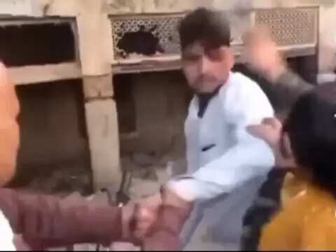 प्यार लिंग, उम्र, नस्ल, जाति और धर्म की कोई सीमा नहीं जानता। वह किसी भी पुरुष के प्यार में पड़ जाती है, जिससे उन्हें कुछ अच्छे वाइब्स मिलते हैं। हालांकि किसी से प्यार का इजहार करना अपराध नहीं हो सकता है, लेकिन ऐसा करने से पहले इसके परिणामों के बारे में सोचना चाहिए। ऐसा ही एक वीडियो सोशल मीडिया पर वायरल हो रहा है, जिसमें एक कॉलेज का लड़का बिना अंजाम सोचे एक महिला को प्रपोज कर देता है। जिससे सड़क पर हाई वोल्टेज ड्रामा शुरू हो गया, जिससे अफरातफरी मच गई।  वीडियो में पास की सड़क पर भीड़ जमा होने पर एक महिला चिल्लाती हुई नजर आ रही है। महिला कह रही है कि वह गंदी-गंदी बातें कर रहा है जिसे दोहराने में मुझे शर्म आती है। उसकी उम्र क्या है और मेरी क्या है! वह मेरी उम्र का नहीं है; मेरा बच्चा उसकी उम्र का है। महिला ने लड़के से पूछा और कहा, 'शर्म नहीं आती!' अब आप अंकल जी को अंकल जी कहिए। क्या आपको मुझसे ऐसी गंदी बातें कहने में शर्म नहीं आती जो मैं इन लोगों के सामने कह भी नहीं सकता?    लड़का फिर महिला को 'आंटी' कहता है, जिस पर महिला और भी गुस्सा हो जाती है और कहती है, 'अब मैं आंटी बन गई!' अचानक एक बूढ़े ने लड़के को थप्पड़ मार दिया। इसके बाद लोग लड़के को पीटने लगते हैं। वहीं महिला भी अपनी चप्पल उठा लेती है और उसे मारने लगती है। घर के कलश द्वारा ट्विटर पर शेयर किए गए वीडियो को 47 हजार से ज्यादा बार देखा जा चुका है और इस पर फनी कमेंट्स भी किए जा रहे हैं.