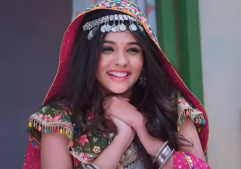 टीवी की खूबसूरत एक्ट्रेस विष्मा राठौड़ लाखों लोगों के दिलों पर राज कर रही हैं। इन दिनों वह सीरियल ये रिश्ता क्या कहलाता है में अक्षरा के किरदार में नजर आ रही हैं। फैन्स सिस्टम को इस किरदार में खूब पसंद कर रहे हैं। ये रिश्ता क्या कहलाता है के सेट से व्यवस्था की कुछ तस्वीरें सामने आई हैं, जो प्रशंसकों के बीच उन्माद पैदा कर रही हैं। इस बार तंत्र का कुमाऊंनी पहलू (पहाड़ी) सामने आया है। एक्ट्रेस को इस लुक में देखकर फैंस उनके दीवाने हो गए हैं।   माउंटेन व्यू में सिस्टम खूबसूरत दिख रहा था दरअसल, ट्विटर पर प्रसीमा राठौड़ की कुछ तस्वीरें सामने आई हैं। इन तस्वीरों में उन्होंने ट्रेडिशनल गढ़वाली ड्रेस पहनी हुई है, जिसमें वह बेहद खूबसूरत लग रही हैं.  फैंस की निगाहें ड्रेस पर टिकी रहीं इन तस्वीरों में प्रसीमा राठौर ने भारी कढ़ाई वाला लहंगा पहना है और मेटल ज्वैलरी कैरी की है। एक्ट्रेस की स्माइल उनके इस लुक में चार चांद लगा रही है.  प्रसीमा राठौड़ का पहाड़ी नृत्य एक्ट्रेस ने सीरियल के एक एपिसोड में पहाड़ी डांस भी किया था, जिसकी तस्वीर भी वायरल हो रही है. इस तस्वीर में प्रश्यम पहाड़ी डांस स्टेप करते नजर आ रहे हैं।