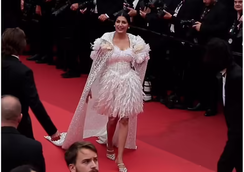 हरियाणा की देसी गर्ल सपना चौधरी ने कान्स 2023 में डेब्यू किया। अपने डांस मूव्स और मूव्स से फैन्स को मदहोश करने वाली सपना चौधरी अब विदेशों में भी अपना जलवा दिखा रही हैं. पहले दिन जहां सपना चौधरी गोल्डन गाउन में रेड कार्पेट पर अपने स्टनिंग लुक से जलवा बिखेरती नजर आईं, वहीं दूसरे लुक में सपना चौधरी व्हाइट आउटफिट में रेड कार्पेट पर आग लगाती नजर आईं. इन तस्वीरों में सपना बेहद खूबसूरत लग रही थीं। यहां देखिए सपना चौधरी की लेटेस्ट तस्वीरें।   सपना चौधरी व्हाइट कलर के आउटफिट में रेड कार्पेट पर पहुंचीं इन तस्वीरों में सपना चौधरी कान्स फिल्म फेस्टिवल के रेड कार्पेट पर व्हाइट शॉर्ट आउटफिट पहने नजर आ रही हैं। फोटो में सपना रेड कार्पेट पर हजारों लोगों के बीच अपनी खूबसूरती बिखेर रही हैं. यह भी पढ़ें- कान्स 2023 में डेब्यू करेंगी हरियाणवी डांसर सपना चौधरी, रेड कार्पेट पर बिखेरा जलवा   सिर पर दुपट्टा बांधे नजर आईं सपना चौधरी इस आउटफिट के साथ सपना चौधरी सिर पर दुपट्टा लिए नजर आ रही हैं। फोटो में एक्ट्रेस सीढ़ियों पर टहलती नजर आ रही हैं।  टोंड लेग्स फ्लॉन्ट करती सपना चौधरी सपना चौधरी इस आउटफिट में अपनी टोन्ड लेग्स फ्लॉन्ट करती नजर आ रही हैं। तस्वीर में देखा जा सकता है कि इस आउटफिट के साथ सपना ने व्हाइट हील्स भी पहनी हुई हैं।