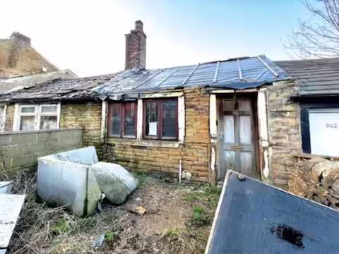 जब आप एक घर की कल्पना करते हैं, तो एक अच्छी तरह से निर्मित जगह आपके दिमाग में आती है, जहां कम से कम आप अपने रहने के दौरान शांति पा सकते हैं। कल्पना कीजिए कि एक घर दुनिया भर का कचरा दिखा रहा है और अगर यह हर जगह है, तो इसे कौन खरीदना चाहेगा? हालांकि, यूनाइटेड किंगडम में संपत्ति बाजार में एक घर रखा गया है, जिसे घर से ज्यादा कचरा कहना उचित होगा।  मिरर की एक रिपोर्ट के मुताबिक, इसे यूनाइटेड किंगडम का सबसे खराब घर कहना गलत नहीं होगा। स्कॉटलैंड में घर की तलाश कर रहे एक शख्स ने अपना एक वीडियो सोशल मीडिया पर पोस्ट किया है, जिसमें दिखाया गया है कि यह बंगला किस हालत में किसी के बजट में फिट बैठता है। पूरे घर का चक्कर लगाने के बाद उन्होंने इसे अब तक का सबसे खराब घर बताया। इस कीमत में आपको हमारे देश में इतना बड़ा घर नहीं मिलेगा, जितना ब्रिटेन में।  घर के नाम पर कचरा एडम ब्रूस नाम के शख्स ने इस प्रॉपर्टी का एक फनी वीडियो शेयर किया है. उन्होंने कहा कि इतना बड़ा घर सिर्फ 15 लाख रुपए में क्यों मिल जाता है। यॉर्कशायर के ब्रैडफोर्ड में स्थित इस घर को देखकर आप दंग रह जाएंगे। घर के गार्डन में दो सोफे रखे हैं लेकिन उन पर बैठने की जगह नहीं है. घर पर काई उग आई है और खिड़कियां मुश्किल से दिखाई दे रही हैं। यहां तक ​​कि घर के कमरे भी लगभग जर्जर हो चुके हैं और हर जगह रंगीन दीवारें हैं। कई जगहों पर बच्चों की तस्वीरें हैं और ज्यादातर की छतें टूट चुकी हैं. अंत में घर की दीवार पर कुछ लाल रंग की पेंटिंग तो होती है, लेकिन कुछ और नहीं रहता।  ऐसे घर में कौन रहेगा? घर की हालत देखकर लगता है कि सदियों से यहां कोई नहीं रहा है। मतलब आप यहां रहने या रेनोवेट करने के बारे में सोच भी नहीं सकते। यह देखकर लोग सहम जाते हैं। जबकि इसे मैकहग एंड कंपनी द्वारा बिक्री के लिए रखा गया है, विवरण में कहा गया है कि घर शहर के केंद्र और ट्रेन स्टेशन के बहुत करीब है। मुद्दा यह है कि इसमें कैसे रहना है।