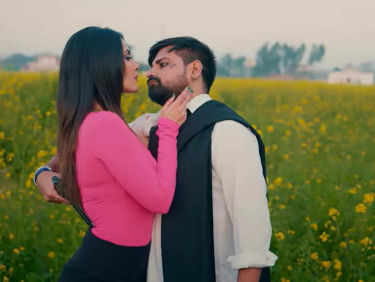 वायरल स्टार राकेश मिश्रा का बाहुबली सीरीज का नया गाना "बाहुबली 2- तैयार हैं हम" आज रिलीज हो गया है, जो एक बार फिर भोजपुरी संगीत जगत में वायरल होने लगा है. इससे पहले हाल ही में उनके गाने 'बाहुबली- अपना नाम ही ब्रांड है' ने भोजपुरी म्यूजिक इंडस्ट्री में धूम मचाई थी. उसके बाद वह एक बार फिर "बाहुबली 2 - रेडी है हम" गीत लेकर आए हैं, जिसे रिलीज़ होने के 24 घंटे से भी कम समय में 1.5 मिलियन से अधिक बार देखा गया। खबर बनने के 4 दिन के अंदर ही इसे 62 लाख से ज्यादा यानी 62 लाख से ज्यादा लोग देख चुके हैं।  टी-सीरीज हमर भोजपुरी फ्रेंचाइजी का राकेश मिश्रा का गाना 'बाहुबली 2- रेडी है हम' उनके ऑफिशियल यूट्यूब चैनल पर रिलीज किया गया है। इस गीत का संगीत, अवधारणा और निर्माण उच्चतम स्तर का है, जो किसी भी तरह से बॉलीवुड गीत से कम नहीं है। आपको बता दें कि भोजपुरी संगीत की दुनिया में राकेश मिश्रा के अपने ही फैनबेस हैं। जो उनके गाने का इंतजार करता है। गाने को मिल रहे आशीर्वाद के लिए भोजपुरी दर्शकों का शुक्रिया अदा करते हुए राकेश मिश्रा ने कहा कि हमने इस गाने को दर्शकों की राय के अनुसार बनाया है, जो बहुत ही मनोरंजक है. यही वजह है कि आप लोग इसे पसंद कर रहे हैं और आपसे भी अनुरोध है कि इस गाने को ज्यादा से ज्यादा लोगों तक पहुंचाएं। हमें कलाकारों को अधिक प्यार और सम्मान देना चाहिए। राकेश ने कहा कि यह गाना हर वर्ग के दर्शकों को पसंद आ रहा है। यह मेरे लिए बड़े सम्मान की बात है। उन्होंने कहा कि टी-सीरीज हमार भोजपुरी एक बेहतरीन मंच है, जहां से भोजपुरी को बढ़ावा देने के लिए जोरदार प्रयास किए जा रहे हैं। यह मजेदार बाहुबली सीरीज का दूसरा गाना है।  गौरतलब है कि 'बाहुबली 2- तैयार हैं हम' गाने में राकेश मिश्रा और शिल्पी राज की खूबसूरत आवाज एक बार फिर लोगों को मंत्रमुग्ध कर रही है. गाने के म्यूजिक वीडियो में पारुल ठाकुर के साथ राकेश मिश्रा की केमिस्ट्री लोगों को खूब पसंद आएगी. गाने के बोल राकेश मिश्रा ने दिए हैं जबकि म्यूजिक रोशन सिंह ने दिया है। गाने की परिकल्पना संग्राम सिंह, पीआरओ रंजन सिन्हा, डीओपी के सुनील और कोरियोग्राफर मंटू शर्मा ने की है।