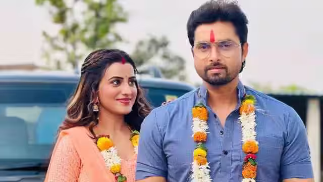 दक्षिण भारतीय फिल्मों के सुपरस्टार्स को आपने अक्सर गंजी धोती में देखा होगा, लेकिन आज हिंदी और भोजपुरी में फिटनेस आइकन कहे जाने वाले अभिनेता विक्रांत सिंह राजपूत की एक ऐसी तस्वीर वायरल हो गई है. इस तस्वीर में विक्रांत सिंह राजपूत सफेद गंजी और धोती में बेहद दिलकश दिखाई दे रहे हैं. ऊपर से गॉगल्स और पैरों में सैंडल उन पर अच्छे लगते हैं। यही वजह है कि उनके फैंस उनके लुक को इतना पसंद करते हैं और उन्होंने विक्रांत सिंह राजपूत के इस लुक की तुलना साउथ इंडियन एक्टर्स से की है.  जानू आई लव यू के सेट से तस्वीरें दरअसल विक्रांत सिंह राजपूत की उनकी अपकमिंग फिल्म 'जानू आई लव यू' के सेट से उनकी यह तस्वीर वायरल हो गई है। इस वायरल हो रही तस्वीर को लेकर विक्रांत सिंह राजपूत ने कहा कि यह तस्वीर फिल्म की कहानी की डिमांड के मुताबिक एक सीक्वेंस की है. इन तस्वीरों में मैं अपने किरदार में नजर आ रही हूं। यह फिल्म बहुत खूबसूरत है और हमारी टीम भी इस फिल्म को समर्पित है। मैं अभी इस फिल्म की कहानी तो शेयर नहीं कर सकता, लेकिन इतना जरूर कह सकता हूं कि जब आप इस फिल्म को बड़े पर्दे पर देखेंगे तो आपको भी यकीन हो जाएगा कि यह फिल्म बाकी सभी फिल्मों से अलग क्यों है।   विक्रांत ने अक्षरा सिंह की खुलकर तारीफ की विक्रांत ने कहा कि इस फिल्म में मेरे और भी कई कमाल के लुक हैं, जो दर्शकों को हैरान कर देंगे और इसके लिए उन्हें फिल्म के रिलीज होने का इंतजार करना होगा। फिलहाल हम पूरी डेडिकेशन के साथ फिल्म की शूटिंग कर रहे हैं। विक्रांत ने फिल्म की मुख्य अभिनेत्री अक्षरा सिंह की भी तारीफ की। उन्होंने कहा कि अक्षरा सिंह उनके साथ फिल्में करने वाली किसी भी हीरोइन से अलग हैं। यही वजह है कि इसके साथ काम करना बेहद आसान है। उनका खुद का एक सहज व्यक्तित्व है, जो उनके साथ काम करने को एक शानदार अनुभव बनाता है। हमारी केमिस्ट्री भी शानदार है और हमने खूब मस्ती की। साथ ही वे रील भी बनाते हैं।   आपको बता दें कि अक्षरा और विक्रांत स्टारर 'जानू आई लव यू' रत्नाकर कुमार प्रोड्यूस कर रहे हैं। इसका निर्देशन मशहूर निर्देशक रजनीश मिश्रा के भतीजे अनुराग मिश्रा कर रहे हैं, जो भोजपुरी में डेब्यू कर रहे हैं. फिल्म की शूटिंग फिलहाल गोरखपुर के ग्रैंड लोकेशन पर चल रही है। फिल्म में अक्षरा सिंह और विक्रांत सिंह राजपूत के साथ रोहित सिंह मटरू, रीना रानी, ​​अनूप अरोड़ा, राम सुजान सिंह, श्रद्धा यादव, सृष्टि पाठक मुख्य भूमिका में हैं। कहानी राकेश त्रिपाठी ने लिखी है, पटकथा रजनीश मिश्रा ने और संवाद विराग मिश्रा और ऋषि ग्वाला ने लिखे हैं। संगीत रजनीश मिश्रा का है। कार्यकारी निर्माता अखिलेश राय हैं।