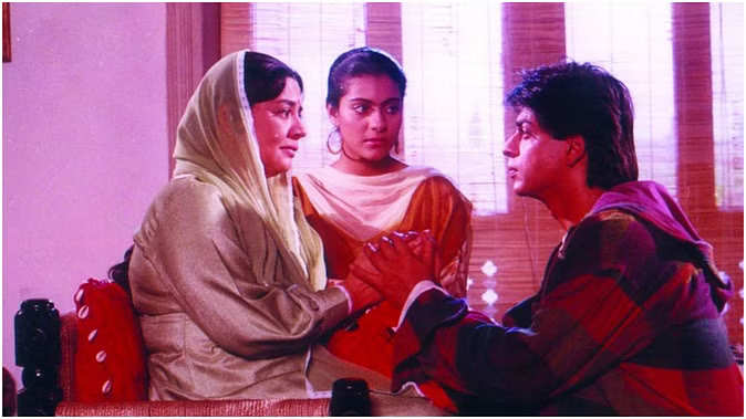 बॉलीवुड एक्ट्रेस फरीदा जलाल इन दिनों संजय लीला भंसाली की वेब सीरीज 'हीरामंडी द डायमंड बाजार' को लेकर सुर्खियों में हैं। हाल ही में एक बातचीत में फरीदा जलाल से उनकी 1990 के दशक की फिल्मों के बारे में पूछा गया, जिसमें उन्होंने शाहरुख खान और सलमान खान की ऑन-स्क्रीन मां की भूमिका निभाई थी। इस पर उन्होंने कहा कि वह दोनों में से किसी के भी संपर्क में नहीं हैं, लेकिन जब उनके कंधे की सर्जरी हुई थी तब शाहरुख ने उनसे बात की थी।  फरीदा जलाल से बातचीत के दौरान उनसे पूछा गया कि क्या वह शाहरुख खान के संपर्क में हैं। इस पर एक्ट्रेस ने कहा, 'नहीं, मैं नहीं हूं. मैं उनसे कैसे संपर्क कर सकता हूं, मुझे बताएं? मैं सलमान से कैसे संपर्क कर सकता हूं? आप जानते हैं, उन्होंने अपने मोबाइल फ़ोन या कुछ और बदल लिया है। मेरे पास शाहरुख का नंबर है, मेरे कंधे की सर्जरी हुई है और उनकी भी कई सर्जरी हुई हैं।' तो उन दिनों मैं उनके डॉक्टर के पास भी गया. फिर उसने अचानक से मुझे कॉल किया तो मैं बहुत खुश हुआ.  उन्होंने कहा कि इस बीच शाहरुख ने उन्हें शांत कराया और कंधे की सर्जरी के बाद धैर्य रखने को कहा. एक्ट्रेस ने कहा कि शाहरुख ने उनसे कहा, 'मुझे तुम्हें बताना होगा, यह कंधे की सर्जरी है, इसके बारे में चिंता मत करो। उस आंदोलन को वापस पाने में काफी समय लगेगा।' फरीदा जलाल ने कहा, 'मैं बहुत चिंतित थी कि मैं अपना हाथ क्यों नहीं उठा सकती। जब उसने मुझे बुलाया तो मैं बहुत खुश हुआ.  एक्ट्रेस ने कहा कि शाहरुख ने उनसे कहा, 'बस चिंता मत करो, इसमें समय लगता है। एक साल के बाद आप अपना हाथ अच्छे से उठाने में सक्षम हो जायेंगे। लेकिन इसमें समय लगता है, इसलिए धैर्य न खोएं. इसके साथ ही उन्होंने कहा कि वह शाहरुख और सलमान दोनों से बात करना चाहते हैं। लेकिन मैं उससे बात नहीं कर पा रहा हूं.'  फरीदा ने कहा, 'अब जब मैं उन्हें उस नंबर पर कॉल करने की कोशिश करती हूं, क्योंकि मुझे उनकी सफलता, उनकी फिल्में पसंद हैं। मैं उससे कहना चाहता हूं, बेबी, बहुत अच्छा, मैं तुम्हारे लिए बहुत खुश हूं। लेकिन वे नंबर ग़लत हैं. उन्होंने शाहरुख के साथ 'दिलवाले दुल्हनिया ले जाएंगे' और 'कुछ कुछ होता है' जैसी फिल्मों में काम किया। इसके साथ ही उन्होंने सलमान के साथ 'जब प्यार किसी से होता है' और 'दुल्हन हम ले जाएंगे' जैसी फिल्मों में भी काम किया है।