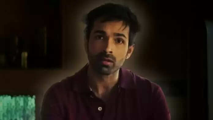 'द गिल्टी माइंड्स' फेम वरुण मित्रा फिलहाल डिज्नी+हॉटस्टार सीरीज 'सास बहू और फ्लेमिंगो' में दमदार किरदार में नजर आ रहे हैं। श्रृंखला में देसी पाब्लो एस्कोबार को 'रानी बा' (डिंपल कपाड़िया द्वारा अभिनीत) के बेटे कपिल के रूप में दिखाया गया है। निर्देशक होमी अदजानिया की सीरीज में काम करने का वरुण का अनुभव कैसा रहा? आइए जानें कि वरुण 'सास बहू और फ्लेमिंगो' में अपने चरित्र और वास्तविक जीवन में उनके सिद्धांतों के बारे में क्या कहते हैं।  'सास बहू और फ्लेमिंगो' से अपना अनुभव साझा करते हुए वरुण मित्रा कहते हैं, 'इस सीरीज में मेरे किरदार का ग्राफ काफी मजबूत है। मैंने इस किरदार के लिए जी जान से मेहनत की है। इस किरदार को निभाते हुए मुझे जो अनुभव मिला, वह मेरे जीवन का सबसे अच्छा अनुभव है। खासकर इस किरदार की तैयारी में होमी ने मेरी बहुत मदद की। हालांकि, एक अभिनेता अपने द्वारा निभाए गए हर किरदार से प्यार करता है और इसके लिए अपना सौ प्रतिशत देता है। मैंने अपने इस किरदार के लिए काफी मेहनत की है।  कहां है कभी अरशद वारसी से जुड़ी ये खूबसूरत एक्ट्रेस, शाहरुख और अजय देवगन के साथ भी कर चुकी हैं काम  जब आपको 'सास बहू और फ्लेमिंगो' में भूमिका की पेशकश की गई तो आपकी पहली प्रतिक्रिया क्या थी? इस सवाल के जवाब में वरुण कहते हैं, 'मैं इस सीरीज में कपिल का किरदार निभा रहा हूं। मेरे इस किरदार की कई परतें हैं। कपिल वास्तव में बहुत सिद्धांतवादी हैं। वह अपनी ही दुनिया में इतना खोया रहता है कि उसे पता ही नहीं चलता कि उसकी जिंदगी में क्या चल रहा है। उसका जीवन कहाँ जा रहा है? उसके चरित्र में परिवर्तन बाद में मेरे दिमाग में क्लिक करता है। सच कहूं तो किसी भी एक्टर को ऐसे किरदार इतनी आसानी से नहीं मिलते। मैंने यह सुनते ही इस किरदार के लिए अपनी हामी भर दी थी। मेरे लिए बदलाव तभी क्लिक हुआ जब मुझे भूमिका की पेशकश की गई।   कपिल की तरह वरुण की ज़िंदगी के भी असल ज़िंदगी के कुछ उसूल हैं? पूछे जाने पर अभिनेता कहते हैं, "कुछ सिद्धांत बनाए गए थे, मैंने उनका पालन करने की कोशिश की, लेकिन मुझे लगता है कि ऐसा होगा।" आप इस जीवन में यह मानकर चलते हैं कि जीवन में आप जो सोचते हैं वह सामान्य से अलग होगा। इसलिए जीवन में हर चुनौती का सामना करते रहें। अगर आपको लगता है कि आप कुछ करने जा रहे हैं और वह नहीं होता है, तो आपको बुरा लगता है, इसलिए जो भी काम मिले, उसे अपने लिए करते रहें।   पर्दे पर आशीष के साथ आपकी जोड़ी देखी है लेकिन ऑफ स्क्रीन आपके बीच कैसी बॉन्डिंग है. इस सवाल के जवाब में वह कहते हैं, 'शूटिंग के दौरान हमने साथ में काफी वक्त बिताया। हम साथ-साथ आते-जाते थे। ऑफ स्क्रीन हमारी केमिस्ट्री बहुत अच्छी थी। होटल में हमारे कमरे भी आमने-सामने थे। हम साथ में कार में जाया करते थे। फिर जब साथ काम करते हैं तो वैसे भी बहुत अच्छी बॉन्डिंग हो जाती है।  'सास बहू और फ्लेमिंगो' में डिंपल कपाड़िया के साथ काम करने का अनुभव कैसा रहा? वरुण कहते हैं, 'शूटिंग की शुरुआत में जब हम उनसे मिले थे तो हमें ज्यादा पता नहीं था, लेकिन एक बार जब आप उनसे मिलते हैं, तो आप एक घंटे के भीतर जान जाते हैं कि आप किस स्तर के अभिनेता के साथ काम कर रहे हैं। उनकी जितनी भी तारीफ की जाए, कुल मिलाकर उनके साथ काम करने में बहुत मजा आया। वह बहुत अच्छी अभिनेत्री हैं। यह वाकई बहुत अच्छा अनुभव था।   कोई भी ड्रीम कैरेक्टर जिसके बारे में आपने सोचा था कि मैं भविष्य में जरूर निभाऊंगा। पूछने पर वरुण कहते हैं, 'वैसे मैं कंगना को तेजस में देखने जा रहा हूं। इस ड्रीम प्रोजेक्ट के अलावा अब तक का काम अच्छा रहा है। लेकिन मेरा सपना एक आर्मी ऑफिसर की भूमिका निभाने का है। मैं भविष्य में एक आर्मी ऑफिसर की भूमिका निभाने का अवसर प्राप्त करना चाहूंगा। मेरे दादाजी भी फौज में थे। इसलिए मैं चाहता हूं कि भविष्य में अगर मुझे आर्मी ऑफिसर बनने का मौका मिले तो मैं जरूर करूंगा