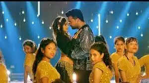 भोजपुरी सुपरस्टार रितेश पांडे का नया भोजपुरी गाना 'बांसुरिया' आज रिलीज हो गया है. उनके इस खूबसूरत गाने को भोजपुरी म्यूजिक इंडस्ट्री की सबसे प्रतिष्ठित कंपनियों में से एक सारेगामा हम भोजपुरी ने अपने यूट्यूब चैनल से रिलीज किया है. यह एक बेहतरीन डांस नंबर है जिसे रितेश पांडे ने प्रियंका सिंह के साथ मिलकर गाया है और अब यह गाना वायरल हो रहा है। वहीं इस गाने के म्यूजिक वीडियो में रितेश संग संजना मिश्रा की खूबसूरत केमिस्ट्री भी लोगों को खूब पसंद आ रही है. गाने को दर्शकों का अच्छा रिस्पॉन्स मिल रहा है और कुछ ही समय में इसे 6 लाख से ज्यादा व्यूज मिल चुके हैं।  सारेगामा हम भोजपुरी के बिजनेस हेड बद्रीनाथ जान ने 'भंसूरिया' (भोजुरी गीत भंसूरिया) गाने की रिलीज के बाद कहा कि रितेश पांडे का एक और धमाकेदार गाना (रितेश पांडेय नया गाना) दर्शकों के सामने है. यह गाना सभी को झूमने पर मजबूर कर देगा. इस गाने का म्यूजिक वीडियो डिस्को लाइट में शूट किया गया है जो बहुत ही आकर्षक लग रहा है. बद्रीनाथ झा ने कहा कि हर बार की तरह इस बार भी हमने अपने दर्शकों के लिए अच्छा संपर्क तैयार किया है. उम्मीद की जा रही है कि यह सभी को खूब झूमाएगी और मनोरंजन का स्तर ऊंचा करेगी।  वहीं रितेश पांडे ने इस गाने के लिए फैंस और भोजपुरी संगीत प्रेमियों से आशीर्वाद और प्यार मांगा है. उन्होंने कहा है कि 'बांसुरिया' मेरे सभी गानों से अलग है और यह मेरे दिल में बसा है. इस गाने को बनाने का ट्रीटमेंट बॉलीवुड लेवल का है. मैं सारेगामा हम भोजपुरी को धन्यवाद देना चाहता हूं, जिसका प्रयास भोजपुरी को नई ऊंचाइयों पर ले जाना है और इसके तहत वे सभी प्रतिभाशाली कलाकारों को एक बड़ा मंच दे रहे हैं। आपको बता दें कि रितेश पांडे और प्रियंका सिंह के इस गाने के बोल प्रिंस सेन दुबे ने लिखे हैं. संगीत शुभम राज का है और कोरियोग्राफर प्रेम शर्मा और विक्रम पासवान हैं। आकाश विश्वकर्मा द्वारा निर्मित और महेश वेंकट द्वारा डीओपी।