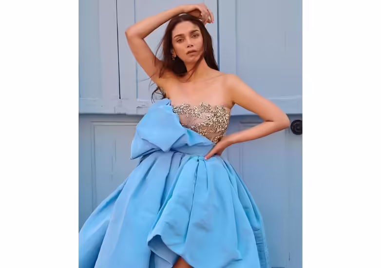 फ्रांस में चल रहे कान फिल्म फेस्टिवल में बॉलीवुड हसीनाएं अपना जलवा दिखा रही हैं. ऐश्वर्या राय, सारा अली खान, मृणाल ठाकुर, ईशा गुप्ता और सपना चौधरी के बाद अब एक्ट्रेस अदिति राव हैदरी ने फ्रेंच रिवेरा में पैर रखा है. एक्ट्रेस अदिति राव हैदरी ने इंस्टाग्राम पर अपनी कुछ तस्वीरें पोस्ट की हैं, जिसमें एक्ट्रेस ब्लू स्लीवलेस गाउन में नजर आ रही हैं। तस्वीरों में देखा जा सकता है कि एक्ट्रेस इस ब्लू आउटफिट में कान्ये की गलियों में फोटोशूट करा रही हैं. यहां देखिए अदिति राव हैदरी की खूबसूरत तस्वीरें...  अदिति राव हैदरी का पहनावा इन तस्वीरों में अदिति राव हैदरी ब्लू और गोल्डन स्लीवलेस आउटफिट पहने नजर आ रही हैं, जिसमें वह किसी अप्सरा से कम नहीं लग रही हैं।  सबकी निगाहें अदिति राव हैदरी के ईयरपीस पर टिकी हैं अदिति राव हैदरी ने इस आउटफिट के साथ एक बेहद खूबसूरत ईयरपीस पहना है, जो फैंस का भी ध्यान खींच रहा है। अदिति इस फोटो में अपना ईयरपीस फ्लॉन्ट कर रही हैं।   अदिति राव हैदरी का हेयर स्टाइल अदिति राव हैदरी ने इस आउटफिट के साथ अपने बाल खुले रखे थे। फोटो में एक्ट्रेस क्यूट क्लोज-अप पोज देती नजर आ रही हैं।