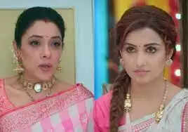 રૂપાલી ગાંગુલી અને ગૌરવ ખન્ના અભિનીત 'અનુપમા' આ દિવસોમાં ઘણા ટ્વિસ્ટ અને ટર્ન જોઈ રહી છે. શોમાં સમર અને ડિમ્પલના લગ્નની તૈયારીઓ જોરશોરથી ચાલી રહી છે. બીજી તરફ અનુજ અને અનુપમા વચ્ચેનું અંતર ઓછું થવાનું નામ નથી લઈ રહ્યું. ગયા દિવસે પણ રૂપાલી ગાંગુલી અને ગૌરવ ખન્ના અભિનીત 'અનુપમા'માં અનુપમા અને અનુજ બજારમાં મળતા જોવા મળ્યા હતા. બંને એકબીજા સાથે વાત કરવાનો પણ પ્રયાસ કરે છે. જો કે, રૂપાલી ગાંગુલીની 'અનુપમા'માં ટ્વિસ્ટ એન્ડ ટર્ન્સ અહીં પૂરા થતા નથી.  ડિમ્પલ લગ્ન પછી દરેકની જિંદગી નરક બનાવી દેશે 'અનુપમા'માં તે જોવા મળશે કે ડિમ્પલ શાહ ઘરે પહોંચશે અને કાપડિયાના ઘરની દાદાગીરી કરશે. આવી સ્થિતિમાં, બા તેને જવાબ આપે છે કે કાપડિયા ઘર તમારા સાચા મામા નથી જે વારંવાર આટલા વખાણ કરવાનું છોડી દે. અને જ્યારે સમર ડિમ્પલને કહેશે કે હું મારા પરિવારને ખૂબ પ્રેમ કરું છું ત્યારે તે મનમાં કહેશે કે ચાલો એક વાર લગ્ન કરી લઈએ, પછી જોઉં કે આ ઘરમાં હું મારું જીવન કેવી રીતે મેનેજ કરું છું. બીજી બાજુ, બાએ પણ નક્કી કર્યું છે કે તે લગ્ન પછી ડિમ્પીને સુધારવાનું ચાલુ રાખશે.  વનરાજને કારણે અનુજ-અનુપમાની વાત અધૂરી રહી જશે માર્કેટમાં અનુજ અનુપમાને બધું કહેવાનો પ્રયત્ન કરે છે. તે કહે છે કે હવે હું ધીરજ રાખી શકતો નથી. પણ અનુજ જેમ પોતાની વાત બોલવાનું શરૂ કરે છે કે તરત જ વનરાજ ત્યાં પહોંચી જાય છે. તે અનુપમાના હાથમાંથી સામાન લઈને પોતાની કારમાં મૂકે છે અને અનુપમાને ત્યાંથી દૂર લઈ જાય છે.  કિંજલ શાહનું ઘર છોડવાનું નક્કી કરશે ગૌરવ ખન્નાની અનુપમામાં તે જોવા મળશે કે પરિતોષ કિંજલને નવી શરૂઆત કરવા કહેશે. પણ કિંજલ સ્પષ્ટ ના પાડી દેશે. બીજી તરફ જ્યારે પરિતોષ તેની સાથે બળજબરી કરશે ત્યારે કિંજલ બૂમો પાડીને કહેશે કે સમરના લગ્ન પછી હું આ ઘર છોડી દઈશ, કારણ કે અહીં મને ગૂંગળામણ થાય છે.  વનરાજ વૃદ્ધાવસ્થામાં પિતા બનશે રૂપાલી ગાંગુલી અને ગૌરવ ખન્ના અભિનીત 'અનુપમા'માં જોવા મળશે કે કાવ્યાને મ્યુઝિકલ ફંક્શનની વચ્ચે ચક્કર આવશે અને તેની તબિયત પણ બગડશે. અનુપમા તેની સ્થિતિ સમજશે અને પૂછશે કે તમે મા બનવાના છો? કાવ્યા આનો જવાબ હા આપશે. હવે શોમાં વનરાજ આ અંગે કેવી પ્રતિક્રિયા આપશે તે જોવું રસપ્રદ રહેશે.