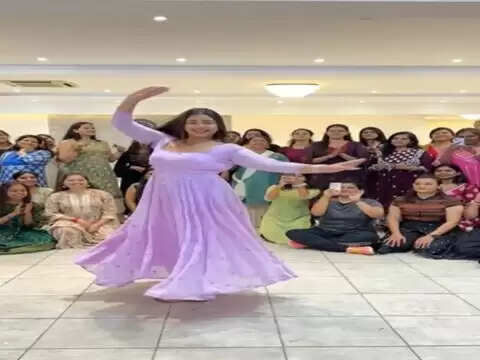 सोशल मीडिया हर तरह के कंटेंट से भरा पड़ा है. आप केवल कुछ शब्दों को टाइप करके अपनी इच्छानुसार कुछ भी पा सकते हैं. हालांकि कंटेंट की वेरायटी के बीच एक चीज़ जो अक्सर वायरल होती है वह है डांस वीडियो. लोगों के डांस करने और अपनी टैलेंट दिखाने वाली वीडियो काफी मनोरंजक होती है. वास्तव में, बहुत से लोग ऐसी क्लिप की सराहना भी करते हैं. अब ऐसा ही एक और डांस वीडियो क्लिप जिसने हजारों लोगों का ध्यान अपनी ओर खींचा है. इस वीडियो में एक लड़की कैलाश खेर के हिट गाने सैयां पर डांस करती नजर आ रही हैं.  डांसर @nicoleconcessao द्वारा शेयर की गई इस वीडियो क्लिप में आप उन्हें लैवेंडर अनारकली सूट पहने हुए देख सकते हैं. उनके पीछे ठीक दर्शक है, जो उसे हैरत से देख रहा है और उसके लिए ताली भी बजा रहा है. जैसे ही गाना बजता है, महिला खूबसूरती से ताल पर नाचने लगती है और यहां तक कि गीत के साथ अपने कदम भी मिलाती है. इस वीडियो के पोस्ट के कैप्शन में उन्होंने लिखा, &lsquo;सईयां हमेशा खास रहेंगी.&rsquo;    इस वीडियो को 30 जनवरी को शेयर किया गया था. इंस्टाग्राम पर अपलोड होने के बाद से इसे चार लाख से ज्यादा लोग लाइक कर चुके हैं और कई कमेंट्स आ चुके हैं. इंस्टाग्राम कमेंट सेक्शन में एक यूजर ने लिखा, &lsquo;आप आधुनिक समय की माधुरी दीक्षित हैं, जो भावों से भरी हैं. जो व्यक्ति इस गीत को नहीं समझता है, वह भी आपके भावों के माध्यम से समझ जाएगा कि आप क्या कहना चाह रहे हैं. यह नृत्य की सुंदरता है.&rsquo; एक अन्य यूजर ने लिखा, &lsquo;बियॉन्ड ब्यूटीफुल.&rsquo; तीसरे यूजर ने लिखा, &lsquo;इस कोरियो में मेरा दिल है.&rsquo;