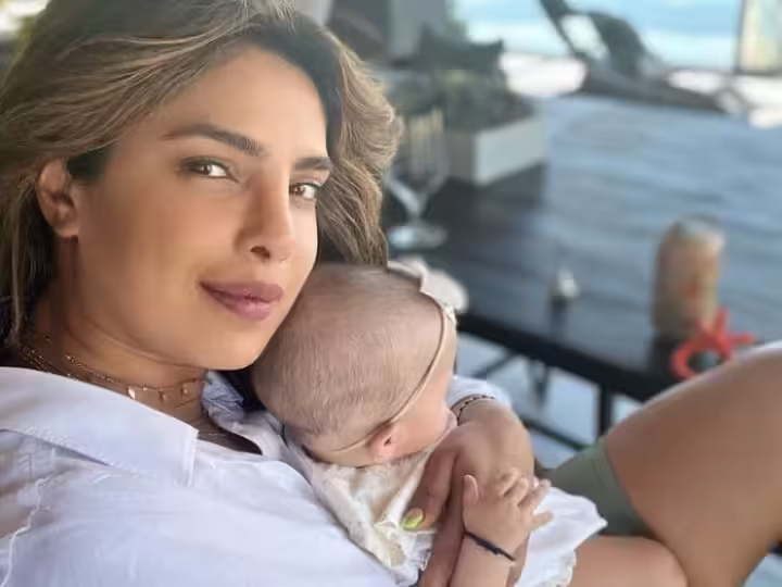 बॉलीवुड से लेकर हॉलीवुड तक में अपनी पहचान बनाने वाली एक्ट्रेस प्रियंका चोपड़ा इन दिनों सोशल मीडिया पर काफी एक्टिव हैं. प्रियंका चोपड़ा आए दिन अपनी बेटी मालती मैरी और पति निक जोनास के साथ अपनी तस्वीरें शेयर करती रहती हैं। प्रियंका चोपड़ा द्वारा शेयर की गई ये तस्वीरें आते ही सोशल मीडिया पर वायरल हो जाती हैं। इसी बीच प्रियंका चोपड़ा और निक जोनास की बेटी मालती मैरी की एक तस्वीर सामने आई है। इस तस्वीर में मालती मैरी बिल्कुल अलग लुक में नजर आ रही हैं। मालती मैरी की यह तस्वीर आते ही सोशल मीडिया पर वायरल हो गई। तो आइए देखते हैं ये फोटो।  प्रियंका चोपड़ा की बेटी की तस्वीर ने खींचा ध्यान उसके बाद प्रियंका चोपड़ा की बेटी ने दुनिया को अपनी बेटी मालती मैरी का चेहरा दिखाया है। इसके बाद से ही मालती मेरी सोशल मीडिया पर सुर्खियों में हैं। सोशल मीडिया पर मालती मेरी की क्यूट तस्वीरें वायरल हो रही हैं। इसी बीच मालती मैरी की एक नई तस्वीर सामने आई है। इस तस्वीर में मालती मैरी अपने डॉगी के साथ खेलती नजर आ रही हैं। मालती मैरी की यह तस्वीर सामने आते ही सोशल मीडिया पर वायरल हो गई। मालती मैरी की इस तस्वीर को लोग सोशल मीडिया पर खूब शेयर कर रहे हैं। और इस तस्वीर पर कमेंट भी कर रहे हैं. प्रियंका चोपड़ा और निक जोनास की बेटी मालती मैरी की कई क्यूट तस्वीरें वायरल हो चुकी हैं।  प्रियंका चोपड़ा इस सीरीज को लेकर चर्चा में हैं एक्ट्रेस प्रियंका चोपड़ा वेब सीरीज सिटाडेल को लेकर सोशल मीडिया पर काफी चर्चा में हैं। इस सीरीज में प्रियंका चोपड़ा एक्शन अवतार में नजर आ रही हैं। Amazon Prime Video पर आप प्रियंका चोपड़ा की हॉलीवुड वेब सीरीज Citadel देख सकते हैं। आप प्रियंका चोपड़ा और निक जोनास की बेटी मालती मैरी की इस नई तस्वीर के बारे में क्या सोचते हैं, हमें नीचे कमेंट करके बताएं।