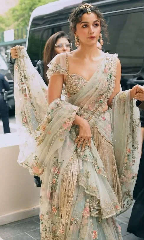 आलिया भट्ट इस साल दुनिया के सबसे मशहूर फैशन शो मेट गाला में शामिल हुईं। शो के दौरान उन्होंने भारतीय परिधान में अपने दिलकश अंदाज से सभी का दिल जीत लिया. आलिया का ये लुक इन दिनों सोशल मीडिया पर खूब छाया हुआ है. कई बॉलीवुड सेलेब्स ने उनके लुक की तारीफ की है. अब इस लिस्ट में एक करीना कपूर खान का नाम भी शामिल हो गया है।  करीना की खास पोस्ट रिश्ते के हिसाब से देखा जाए तो करीना कपूर खान एक्ट्रेस आलिया भट्ट की भाभी हैं। रणबीर कपूर आलिया के पति हैं और इस हिसाब से करीना एक्ट्रेस की भाभी लगती हैं। रणबीर कपूर और करीना कपूर चचेरे भाई-बहन हैं। ऐसे में करीना ने अपने सोशल मीडिया अकाउंट पर अपनी भाभी की तारीफ की है.  जब करीना ने आलिया का मेट गाला लुक देखा तो वह खुद को उनकी तारीफ करने से नहीं रोक पाईं. करीना ने हाल ही में आलिया की मेट गाला फोटो पर अपनी राय रखी. करीना ने लिखा, 