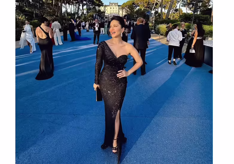 कान फिल्म फेस्टिवल में बॉलीवुड सितारे लगातार अपना जलवा बिखेर रहे हैं. सा अली खान, ऐश्वर्या राय, उर्वशी रौतेला और ईशा गुप्ता के बाद अब एक्ट्रेस सनी लियोनी कान्स फिल्म फेस्टिवल में अपनी फिल्म 'कैनेडी' से धमाल मचा रही हैं. सनी लियोनी अपने फर्स्ट लुक में रेड कार्पेट पर स्किन कलर का थाई हाई स्लिट गाउन पहने नजर आईं। दूसरे लुक में भी सनी लियोनी ने अपनी बोल्डनेस से फैंस के होश उड़ा दिए हैं. सनी लियोन की ये तस्वीरें इंटरनेट पर तेजी से वायरल हो रही हैं। सनी ने ये तस्वीरें अपने इंस्टाग्राम अकाउंट पर पोस्ट की हैं। यहां देखें एक्ट्रेस की तस्वीरें।  सनी लियोन ब्लैक गाउन में नजर आईं इस तस्वीर में सनी लियोन ब्लैक गाउन में नजर आ रही हैं। फोटो में एक्ट्रेस ने ब्लैक वन शोल्डर गाउन पहना हुआ है.  सनी लियोनी खूबसूरत पोज देती नजर आईं इस तस्वीर में सनी लियोनी खूबसूरत पोज देती नजर आ रही हैं। सनी की ये तस्वीरें इंटरनेट पर तेजी से वायरल हो रही हैं।  टोंड लेग्स फ्लॉन्ट करती दिखीं सनी लियोनी इस तस्वीर में सनी लियोनी अपनी टोन्ड टांगों को फ्लॉन्ट करती नजर आ रही हैं। लोग फोटो में एक्ट्रेस की खूबसूरती की तारीफ कर रहे हैं.