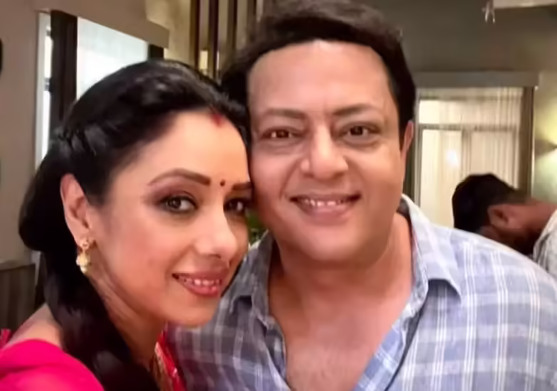 टीवी इंडस्ट्री से एक के बाद एक दुखद खबरें सामने आ रही हैं। वैभवी उपाध्याय के निधन के बाद अब खबर आ रही है कि एक्ट्रेस नितेश पांडे का निधन हो गया है. 50 वर्षीय नीतीश पांडेय की 23 मई की रात कार्डियक अरेस्ट से मौत हो गई थी। इस खबर से फैंस को बड़ा झटका लगा है. सोशल मीडिया पर फैन्स के साथ-साथ सेलेब्स भी नम आंखों से नितेश को श्रद्धांजलि दे रहे हैं। क्योंकि किसी को विश्वास ही नहीं हो रहा कि नितेश अब हमारे बीच नहीं रहे।  लेखक सिद्धार्थ नागर ने नितेश पाण्डेय के निधन की पुष्टि की है। सिद्धार्थ ने फेसबुक पोस्ट के जरिए कहा कि नितेश पांडेय अब इस दुनिया में नहीं रहे। खबरों की मानें तो नितेश शूटिंग के लिए इगतपुर गए थे, जहां रात करीब 1.30 बजे कार्डियक अरेस्ट से अभिनेता की मौत हो गई। इस खबर से नितेश के परिवार को बड़ा झटका लगा है.   नितेश पाण्डेय का करियर नितेश पांडे ने 1990 में थिएटर से अपने करियर की शुरुआत की थी। साल 1995 में अभिनेता ने टीवी शो 'तेजस' के जरिए अभिनय की दुनिया में कदम रखा। इस शो में नितेश एक जासूस के रोल में नजर आए थे. नितेश पांडे 'मंजिलें अपनी अपनी', 'अस्तित्व एक प्रेम कहानी', 'शया', 'जस्टजू' और 'दुर्गेश नंदिनी' जैसे कई टीवी शोज में नजर आ चुके हैं। फिलहाल नितेश स्टारप्लस के शो 'अनुपमा' में देविका के पति धीरज कपूर का किरदार निभा रहे थे। नितेश टीवी सीरियल्स के अलावा कई फिल्मों में भी नजर आते हैं। अभिनेता ने 'बधाई दो', 'रंगून' और 'मदारी' जैसी फिल्मों में काम किया। इसके अलावा नितेश शाहरुख खान के साथ 'ओम शांति ओम' और 'खोसला का घोसला' जैसी फिल्मों में भी नजर आ चुके हैं।  नितेश से पहले वैभवी उपाध्याय की मौत हो गई थी नितेश पांडे से पहले एक्ट्रेस वैभवी उपाध्याय की सड़क हादसे में मौत हो गई थी। वैभवी अपने मंगेतर के साथ हिमाचल प्रदेश के कुल्लू में एक कार में यात्रा कर रही थी, जब कार 50 फीट गहरी खाई में गिर गई। वैभवी और नितेश के निधन से सेलेब्स शोक में हैं।