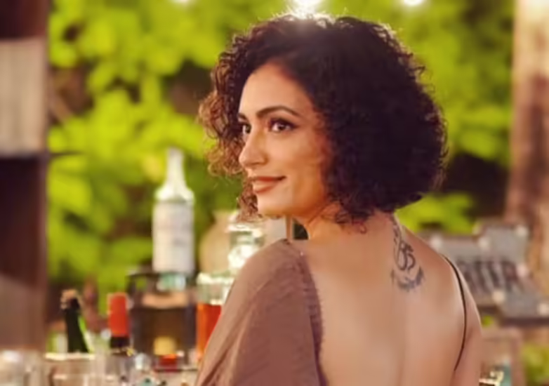 'साराभाई वर्सेस साराभाई' की अभिनेत्री वैभवी उपाध्याय का 22 मई को एक सड़क दुर्घटना में निधन हो गया। दरअसल, वैभवी अपने मंगेतर के साथ हिमाचल प्रदेश के कुल्लू में सफर कर रही थीं, तभी उनकी कार 50 फीट गहरी खाई में गिर गई। इस घटना में वैभवी की मौत हो गई। अब पुलिस इस मामले की जांच कर रही है, इस मामले में एक नई रिपोर्ट सामने आई है. इन खबरों के मुताबिक वैभवी की मौत सिर में चोट लगने से हुई है। दरअसल, रिपोर्ट्स में दावा किया जा रहा है कि खाई में गिरने के बाद वैभव कार की खिड़की से बाहर निकलने की कोशिश कर रहा था। साथ ही यह बात भी सामने आई है कि हादसे के वक्त वैभवी ने सीट बेल्ट भी नहीं लगाई थी।  मामले में कुल्लू एसपी साक्षी वर्मा ने बताया कि वैभवी ने खिड़की के रास्ते कार से निकलने की कोशिश की, जिससे उसके सिर में चोट लग गई. चोट वैभवी के लिए घातक साबित हुई। एसपी ने कहा, "घटना के बाद वैभवी को बंजार सिविल अस्पताल ले जाया गया, जहां डॉक्टरों ने उसे मृत घोषित कर दिया।" इसके अलावा साक्षी वर्मा ने यह भी कहा कि वैभवी ने सीट बेल्ट भी नहीं लगाई हुई थी. उन्होंने कहा, "घटना में वैभवी की मौत हो गई, जबकि उसके मंगेतर के हाथ में मामूली चोटें आई हैं।"  बता दें कि वैभवी के निधन की खबर फिल्म प्रोड्यूसर जेडी मजीठिया ने दी थी। उन्होंने एक इंस्टाग्राम पोस्ट में लिखा, "अभी भी विश्वास नहीं हो रहा है, जिंदगी का कोई भरोसा नहीं है। इंडस्ट्री की टैलेंटेड एक्ट्रेस और मेरी सबसे अच्छी दोस्त वैभवी उपाध्याय का निधन हो गया है। साराभाई सीरियल की जैस्मीन के नाम से मशहूर वैभवी का भी निधन हो गया है। वह उनसे मिलीं। उत्तर में एक दुर्घटना। उसके पार्थिव शरीर को अब मुंबई लाया जा रहा है। वैभवी का अंतिम संस्कार सुबह 11 बजे किया जाएगा।"   एक शानदार प्रोफेसरियल करियर आपको बता दें कि वैभवी कई टीवी सीरियल्स के अलावा 'चंपक', 'सिटी लाइट्स' और 'तिमिर' जैसी फिल्मों में नजर आ चुकी हैं। हालांकि वैभवी को 'साराभाई वर्सेस साराभाई' शो से काफी पॉपुलैरिटी मिली थी। वैभव फिल्मों और सीरियल्स के साथ-साथ थिएटर में भी काफी सक्रिय थे। उन्होंने कई गुजराती नाटकों में अभिनय किया है।