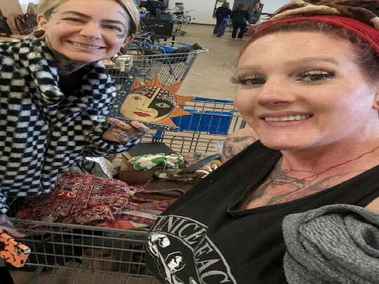 आजकल लोगों ने पैसे कमाने के कई तरीके खोज लिए हैं। कोई पढ़कर डिग्री लेते हैं और नौकरी पाते हैं। तो वहीं कुछ लोग अपना बिजनेस शुरू कर कमाई कर रहे हैं। लेकिन कुछ लोग ऐसे भी होते हैं जो लीक से हटकर ऐसा काम कर जाते हैं, जो बड़ा ही अजीब लगता है। लेकिन इससे होने वाली कमाई किसी के भी होश उड़ा देगी। अमेरिका की रहने वाली वेरोनिका भी कुछ ऐसा ही करती हैं। वेरोनिका अपनी दोस्त लिज़ विल्सन के साथ कचरा उठाती है। इस तरह दोनों अब तक लाखों की कमाई कर चुके हैं।  वेरोनिका टेलर और उनके बिजनेस पार्टनर लिज़ विल्सन कचरे में लाखों कमा रहे हैं। सड़क किनारे लगे दोनों कूड़ेदान धूल को छानते हैं। इसके बाद इन बक्सों में फेंके गए पर्स या अन्य ब्रांडेड सामान की ऑनलाइन बिक्री की जाती है। वह इस नीलामी के लिए व्हाट्सनॉट साइट का इस्तेमाल करते हैं। लोग इन पुराने डिजाइनर सामानों को भी सस्ते दामों में खरीद लेते हैं। इस तरह दोनों दोस्त एक महीने में करीब चार लाख रुपये कमाते हैं।  यह दिनचर्या है वेरोनिका और लिज़ लंबे समय से कचरे से पैसे कमा रहे हैं। अब तक उनके पास कई महंगे ब्रांड के सामान हैं। इसमें लुई वुइटन और माइकल कोर्स जैसे ब्रांड भी शामिल हैं। इसके अलावा यदि उसे भोजन मिलता है तो वह दान करता है। वेरोनिका के मुताबिक, यह काम बेहद रोमांचक है। ऐसा लग रहा है जैसे वह किसी खजाने की तलाश में है। हर दिन कुछ नया होता है और उन्हें आमदनी का नया जरिया मिलता है।  बेस्ट फ्रेंड के साथ मस्ती करें वेरोनिका ने आगे कहा कि हर सुबह वह इस बात को लेकर उत्साहित रहती हैं कि आज उन्हें कौन सी नई चीज मिलेगी? इसके अलावा वह अपना पूरा समय लीज के साथ बिताते हैं। यह भी बहुत मजेदार है। यह काम उन्हें तरोताजा रखता है। उन्हें जो भी सामान मिल जाता है, वह ऑनलाइन बेच देते हैं। अगर सामान में कोई खराबी है तो उसे ठीक करा देते हैं। दोनों दोस्त आधी कमाई शेयर करते हैं। वेरोनिका और लिज़ 2022 से ऐसा कर रही हैं। पहले कैलिफोर्निया में लेकिन अब दोनों पेन्सिलवेनिया में कचरा उठा रहे हैं।