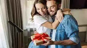 Valentine's Day 2023 Gift Ideas: गलती से पार्टनर को न दें ये उपहार, रिश्तों में आ सकती है खटास