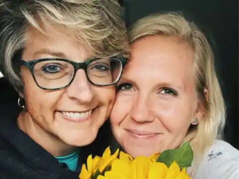 शिक्षक पर क्रश होना कोई असामान्य बात नहीं है। हम सभी इस दौर से गुजरे हैं। दुनिया भर में कई मशहूर लोगों की कहानियां मशहूर हैं। जब उन्हें एक टीचर से प्यार हो गया। लेकिन यह खूबसूरत रिश्ता वक्त के साथ खत्म हो जाता है। क्योंकि ये प्यार कभी दो तरफा नहीं होता। लेकिन आज हम आपको एक ऐसे मामले के बारे में बताने जा रहे हैं जहां एक 13 साल की छात्रा को 40 साल की एक टीचर से प्यार हो जाता है। फिर दोनों अलग हो गए, लेकिन 16 साल बाद छात्र को शिक्षक मिल गया। प्रपोज करने और अब तलाक लेने के बाद दोनों ने सगाई कर ली।  दोनों एक खूबसूरत रिश्ते में बंध गए लेकिन लोगों को यह मंजूर नहीं था। अब उन्हें ट्रोल किया जा रहा है, ताने मारे जा रहे हैं। मामला अमेरिका के मिशिगन का है। 31 साल की मोनिका केचम 2004 में 13 साल की थी जब मिशेल फोस्टर ने उसे पढ़ाया था। मोनिका तब सातवीं में पढ़ती थी। मोनिका ने कहा, मिशेल मेरी फेवरेट टीचर थीं। मुझे वो पसंद है। इसके अलावा हमारा कोई रिश्ता नहीं था। हमने बीच में कभी बात नहीं की।  फेसबुक के माध्यम से मिला मोनिका ने कहा कि अचानक एक दिन मुझे उनकी याद आने लगी। तब मैंने उन्हें खोजने का फैसला किया। सभी दोस्तों से बात की। अपने करीबियों से संपर्क किया लेकिन कोई जानकारी नहीं मिल सकी। फिर मैंने फेसबुक का सहारा लिया और 16 साल बाद उनसे मिला। फोस्टर को अप्रैल 2020 में मोनिका का एक संदेश मिला। पहले तो वह हैरान हुआ लेकिन फिर दोनों के बीच बातचीत शुरू हो गई। आखिरकार अगस्त 2021 में दोनों लंच के लिए मिले और काफी करीबी दोस्त बन गए। केचम ने कहा, हमने पांच घंटे बैठकर लंच किया। हमारी बातें खत्म नहीं हुईं।   दोनों के बीच प्रेम संबंध था मिशेल फोस्टर ने कहा, मैं हमेशा अपने पुराने छात्र का समर्थन करने के लिए तैयार थी, लेकिन मोनिका से मिलकर एक अजीब सी खुशी महसूस हुई. दोनों करीब आ गए और आखिरकार एक दिन दोनों को एहसास हुआ कि ये रिश्ता सिर्फ दोस्ती से बढ़कर है। दोनों के बीच एक रोमांटिक रिश्ता है। मौका देखकर एक दिन केचम ने फोस्टर को प्रपोज कर दिया। वह उस समय एक पालक रिश्ते में था। लेकिन उन्होंने हां कहा। मई 2022 में दोनों ने अपनी शादी को तोड़ दिया और तलाक के लिए अर्जी दी। दोनों के बच्चे भी हैं लेकिन उन्होंने रिश्ता खत्म करना ही बेहतर समझा। और अब दोनों की सगाई हो चुकी है.