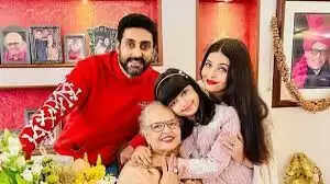 बॉलीवुड की बहुत ही खूबसूरत एक्ट्रेस ऐश्वर्या राय बच्चन ने हाल ही में विदेशी धरती पर अपना जलवा बिखेरा है. दरअसल, एक्ट्रेस को कान्स फिल्म फेस्टिवल में स्पॉट किया गया था। इस दौरान उनका पहनावा देखने लायक था। ऐश्वर्या राय बच्चन का अंदाज सभी को पसंद आया. इसी बीच एक्ट्रेस ऐश्वर्या राय बच्चन ने अपनी मां वृंदा राय का बर्थडे सेलिब्रेट किया। ऐश्वर्या राय बच्चन की एक तस्वीर सामने आई है जिसमें वह अपनी मां और बेटी आराध्या बच्चन के साथ नजर आ रही हैं। एक्ट्रेस के इस पोस्ट पर फैन्स जमकर प्यार लुटा रहे हैं.  आराध्या बच्चन ने मनाया मां वृंदा राय का बर्थडे बॉलीवुड एक्ट्रेस ऐश्वर्या राय बच्चन ने अपने इंस्टाग्राम अकाउंट को अपडेट करते हुए एक तस्वीर शेयर की है। इसके साथ ही एक्ट्रेस ने अपनी मां वृंदा राय को बर्थडे विश किया है. इस फोटो में ऐश्वर्या राय बच्चन अपनी मां और बेटी आराध्या बच्चन के साथ पोज देती नजर आ रही हैं. इस फोटो को शेयर करते हुए ऐश्वर्या राय बच्चन ने लिखा, डियरेस्ट डार्लिंग मॉम- डोड्डा। आपको जन्मदिन मुबारक हो और प्यार। भगवान आपको हमेशा ढेर सारी खुशियां, शांति, अच्छा स्वास्थ्य, खुशी, आनंद, प्यार प्रदान करें। ऐश्वर्या राय बच्चन का ये पोस्ट इंटरनेट पर वायरल हो रहा है.   इस फिल्म में आराध्या बच्चन नजर आई थीं बता दें कि ऐश्वर्या राय बच्चन सोशल मीडिया पर काफी एक्टिव रहती हैं। एक्ट्रेस अक्सर अपने फैंस के साथ तस्वीरें और वीडियो शेयर करती रहती हैं, जिन पर फैन्स जमकर प्यार बरसाते हैं. ऐश्वर्या राय बच्चन को हाल ही में फिल्म पोनयिन सेलवन में देखा गया था। इसमें एक्ट्रेस ने शानदार परफॉर्मेंस दी थी. फिल्म ने बॉक्स ऑफिस पर जबरदस्त कमाई की है. ऐश्वर्या राय बच्चन की बेटी आराध्या बच्चन भी काफी चर्चा में हैं। आराध्या बच्चन की तस्वीरें और वीडियो इंटरनेट पर आते ही वायरल हो जाते हैं।