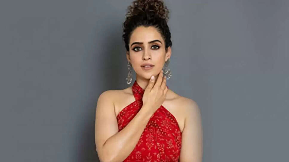 एक्ट्रेस सान्या मल्होत्रा ​​इन दिनों अपनी फिल्म 'कथल' को लेकर सुर्खियों में हैं। फिल्म में सान्या एक पुलिस अधिकारी की भूमिका निभा रही हैं, जिसे एक राजनेता के घर से चोरी हुए कटहल को खोजने की जिम्मेदारी दी जाती है। फिल्म में सान्या की एक्टिंग की काफी तारीफ हो रही है. अब हाल ही में एक इंटरव्यू के दौरान सान्या मल्होत्रा ​​ने अपने साथ हुई एक भयानक घटना का खुलासा किया। सान्या ने कहा कि दिल्ली ट्रिप के दौरान उनके साथ छेड़छाड़ हुई थी। सान्या के साथ फोटो क्लिक कराने के दौरान एक फैन ने उन्हें गलत तरीके से छुआ।  सान्या ने एक इंटरव्यू में कहा था कि वह कॉलेज से मेट्रो से शाम को घर लौटती थीं। उसके साथ लड़कों का एक ग्रुप भी मेट्रो में चढ़ा। सान्या ने कहा कि जब तक वह मेट्रो से नीचे नहीं उतरीं तब तक लड़कों ने उन्हें मेट्रो में छेड़ने और छूने की कोशिश की. हालांकि इस दौरान किसी ने भी सान्या की मदद नहीं की।  एक्ट्रेस सान्या मल्होत्रा ​​ने उस घटना को याद करते हुए कहा कि मैं उस वक्त अकेली थी इसलिए चुप रही। उन्होंने कहा, "मैं ऐसी स्थिति में फंस गई थी कि मैं कुछ नहीं कर सकती थी. वे मुझे छेड़ने और छूने लगे. मैं बेबस महसूस कर रही थी, लेकिन मुझे पता था कि अगर मैंने कुछ कहा तो कुछ भी हो सकता है. लोग कहते हैं 'क्यों किया'' टी यू। कुछ करो? लेकिन जब ऐसी स्थिति आती है तो हाथ-पैर फूल जाते हैं।आपको उस स्थिति से बाहर निकलना होगा।  सान्या की किसी ने मदद नहीं की इसके साथ ही सान्या ने यह भी कहा कि मुझे सबसे ज्यादा हैरानी इस बात की हुई कि इस दौरान किसी ने मेरी मदद नहीं की। एक्ट्रेस ने कहा, 'मेट्रो में किसी ने मेरी मदद नहीं की. मैं उस वक्त रोना नहीं चाहती थी क्योंकि मैं भी लड़ रही थी. फिर मैं राजीव चौक पर उतर गई और वो मेरे पीछे आने लगे. लेकिन स्टेशन पर काफी भीड़ थी. बच जाना।"  फैन ने सान्या को गलत तरीके से छूने की कोशिश की इतना ही नहीं जब सान्या मल्होत्रा ​​को सफलता मिली तो एक फैन ने सेल्फी लेने के बहाने एक्ट्रेस को गलत तरीके से छूने की भी कोशिश की. लेकिन इस दौरान भी पैपराजी ने मेरी मदद करने की कोशिश नहीं की।