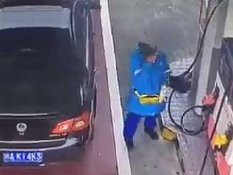 विनम्रता सबसे बड़ी पूंजी मानी जाती है। कहा जाता है कि अगर आप विनम्र हैं तो आपके पास दुनिया की सबसे बड़ी दौलत है। आप सबसे अलग और प्यारे होंगे। दुनियाभर में कई लोग अपने सही व्यवहार की वजह से लोगों का दिल जीत लेते हैं। वहीं कुछ लोग ऐसे भी होते हैं जो बुरे व्यवहार से दूसरों का दिल दुखाना अपनी शान समझते हैं। ऐसे वीडियो अक्सर सोशल मीडिया पर देखने को मिल जाते हैं. चीन से एक नया वीडियो सामने आया है जिसमें दिख रहा है कि इंटरनेट यूजर्स किस पर सबसे ज्यादा नाराज हैं।  इस वीडियो को सबसे पहले मी क्राई (r/madmacry) पर शेयर किया गया था। कैप्शन में लिखा है, एक शख्स ने पंप कर्मी को देने के बजाय पैसे जमीन पर फेंक दिए. इसे बाद में ट्विटर पर @thefigen_एकाउंट से शेयर किया गया। इमोजी शेयर करते हुए यूजर ने महिला कर्मी के लिए प्यार जताया, वो इस व्यवहार का हकदार नहीं था. भगवान उसे ढेर सारा प्यार देते हैं।   महिला फूट-फूट कर रोने लगी 50-सेकंड की क्लिप में एक काले रंग की मर्सिडीज कार को ईंधन भरने के लिए एक पेट्रोल पंप तक खींचते हुए दिखाया गया है। पंप पर मौजूद एक महिला कर्मी ने कार में कार भर दी। जब महिला कार चालक से भुगतान करने के लिए कहती है, तो पुरुष सम्मानपूर्वक पैसे देने के बजाय नोटों को जमीन पर फेंक देता है। कार से निकलने के बाद महिला जमीन से नोट उठाती है। लेकिन अपमानित महसूस कर वह फूट-फूट कर रोने लगता है। वीडियो के अंत में वह अपने आंसू पोंछते हुए देखी जा सकती हैं।