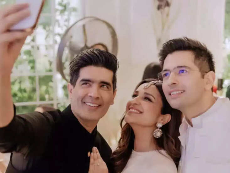 विक्की कौशल और सारा अली खान की फिल्म 'जरा झटके जरा बचके' का ट्रेलर लॉन्च हो गया है। सोमवार को फिल्म के ट्रेलर लॉन्च के लिए एक भव्य कार्यक्रम का आयोजन किया गया, जहां विक्की ने सारा अली खान के साथ शानदार एंट्री की. इस बीच विक्की और सारा ने पैपराजी के साथ खूब मस्ती भी की। विक्की और सारा की 'जरा झटके जरा बचके' (Zara Hatke Jara Bachke) एक ऐसे कपल की कहानी है जो शादी से तलाक तक जाता है. ऐसे में कई पैपराजी ने ट्रेलर लॉन्च इवेंट में विक्की से उनकी शादीशुदा जिंदगी को लेकर सवाल किया. एक पैपराजी ने विक्की से उनकी दूसरी शादी के बारे में भी पूछा, जिसका अभिनेता ने शानदार जवाब दिया।  दूसरी शादी पर दिया ये जवाब दरअसल, ट्रेलर लॉन्च इवेंट विक्की कौशल सारा अली खान की फिल्म की थीम पर सजाया गया था। इवेंट में एक डॉक था जहां विकी और सारा ने खड़े होकर सभी सवालों के जवाब दिए। इसी बीच विकी कौशल से पूछा गया कि अगर उन्हें अपनी आने वाली जिंदगी में कटरीना कैफ से अच्छी लड़की मिल जाए तो वह क्या करेंगे। यह सवाल सुनकर पहले तो विक्की कौशल थोड़ा हैरान हुए और फिर उन्होंने कहा, 'सर, मैं भी शाम को घर जाना चाहता हूं। ऐसे टेढ़े सवाल पूछ कर, मैं तो बालक हूँ, मुझे बड़ा होने दो। मैं इसका उत्तर कैसे दूं.. यह प्रश्न ही इतना खतरनाक है। आपको प्रश्न को ही थप्पड़ मारना होगा। वैसे, केट के साथ रिश्ता जन्मजात है। मैं जीवन भर उसके साथ रहूंगा।  शादी के ठीक बाद शूट करना कितना मुश्किल था इसी बीच विक्की कौशल से यह भी पूछा गया कि उन्होंने शादी के तुरंत बाद फिल्म की शूटिंग शुरू कर दी थी तो उनके लिए यह कितना मुश्किल रहा? इस बारे में अभिनेता ने कहा कि शादी के बाद मैं इंदौर चला गया. पहले मैंने अपने परिवार के साथ मुंबई में शूटिंग की थी, लेकिन बाकी फिल्म के लिए इंदौर जाना पड़ा। मुझे ऐसा लगा जैसे मैं कोई शादी का काम लेकर शूट पर पहुंचा हूं। देसी शादी में हमेशा इस बात की टेंशन रहती है कि मस्ती के साथ-साथ सबने खाया भी है या नहीं... और भी बहुत कुछ। मैं इन सब चीजों से पार नहीं पा सका।   कब रिलीज होगी विक्की-सारा की फिल्म? बता दें कि विक्की कौशल और सारा अली खान की यह फिल्म 2 जून को सिनेमाघरों में रिलीज हो रही है. फिल्म का निर्देशन लक्ष्मण उतेकर कर रहे हैं और फिल्म की कहानी बेहद देसी होगी, जिसमें पति-पत्नी के बीच रोमांस और हाई वोल्टेज के झगड़े होंगे। सारा और विकी की ये फिल्म दर्शकों को खूब हंसाएगी.