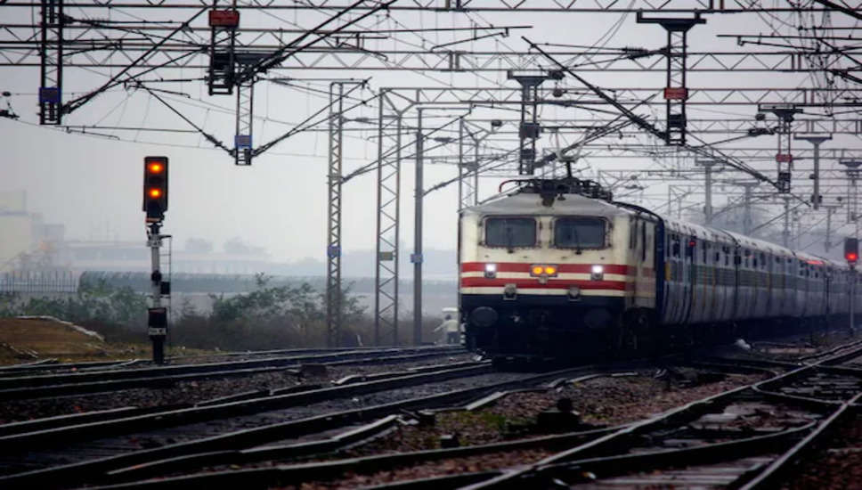 ट्रेन से सफर तो लगभग सभी ने किया होगा, लेकिन क्या ट्रेन में बैठने वाला हर कोई अपना हो सकता है। कई देशों में, जहां रेलवे का निजीकरण हो चुका है, यह विचार संभव है, लेकिन भारत जैसे देश में यह असंभव है, क्योंकि रेलवे सरकार द्वारा चलाई जाती है। लेकिन कुछ साल पहले लुधियाना में रहने वाला एक किसान अचानक एक ट्रेन (Golden Shatabdi Express Owner) का मालिक बन गया और उस समय भारत में वह अकेला व्यक्ति था जिसके पास ट्रेन थी।  हम बात कर रहे हैं लुधियाना के कटाना गांव के रहने वाले किसान संपूर्ण सिंह की। वह अचानक दिल्ली-अमृतसर जाने वाली ट्रेन समुना शताब्दी एक्सप्रेस (12030) (दिल्ली-अमृतसर स्वर्ण शताब्दी एक्सप्रेस) का मालिक बन गया। लेकिन कोई ट्रेन का मालिक कैसे बनता है? आइए आपको बताते हैं पूरी कहानी। दरअसल, साल 2007 में लुधियाना-चंडीगढ़ रेल लाइन के निर्माण के दौरान रेलवे ने किसानों की जमीन का अधिग्रहण किया था. उस समय प्रति एकड़ जमीन रु. 25 लाख, लेकिन पास के गांव में रुपये के लिए समान रूप से बड़ी जमीन। 71 लाख प्रति एकड़ का अधिग्रहण किया गया था।  रेलवे ने गलती की इससे नाराज होकर पूर्णा सिंह ने कोर्ट में याचिका दायर की। कोर्ट ने पहले आदेश में मुआवजे की राशि 25 लाख रुपये से बढ़ाकर 50 लाख रुपये की और फिर इसे बढ़ाकर 1.47 करोड़ रुपये कर दिया. मूल दावा 2012 में दायर किया गया था। कोर्ट ने उत्तर रेलवे को 2015 तक भुगतान करने का आदेश दिया। रेलवे ने केवल 42 लाख रुपये दिए थे, जबकि 1.05 करोड़ रुपये का भुगतान किया जाना बाकी है।   अदालत ने ट्रेन को संपूर्ण सिंह की संपत्ति से अटैच कर दिया रेलवे द्वारा राशि का भुगतान नहीं करने पर वर्ष 2017 में जिला एवं सत्र न्यायाधीश जसपाल वर्मा ने ट्रेन को लुधियाना स्टेशन पर डॉक करने का आदेश दिया था. स्टेशन मास्टर के कार्यालय को भी इससे जोड़ने को कहा। संपूर्ण सिंह वकीलों के साथ स्टेशन पहुंचे और ट्रेन को इंपाउंड कर दिया गया। संपूर्ण सिंह उस ट्रेन के मालिक बन गए। हालांकि सेक्शन इंजीनियर ने कोर्ट ऑफिसर के माध्यम से 5 मिनट के अंदर ही ट्रेन को छोड़ दिया, क्योंकि अगर ट्रेन कनेक्ट होती तो सैकड़ों लोगों को असुविधा होती. खबरों के मुताबिक मामला अभी कोर्ट में विचाराधीन है।
