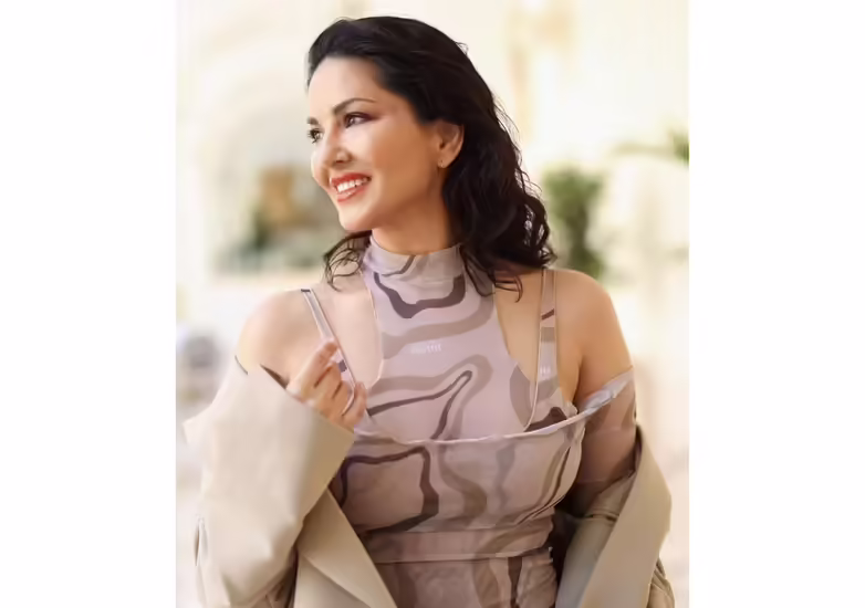 Cannes Film Festival 2023 में बॉलीवुड सितारे नजर आ रहे हैं। उर्वशी रौतेला, सारा अली खान से लेकर मृणाल ठाकुर तक कान्स फिल्म फेस्टिवल 2023 में अपना जलवा दिखा चुकी हैं। इन सबके बाद कान्स फिल्म फेस्टिवल 2023 से सनी लियोनी का लुक सामने आया है।