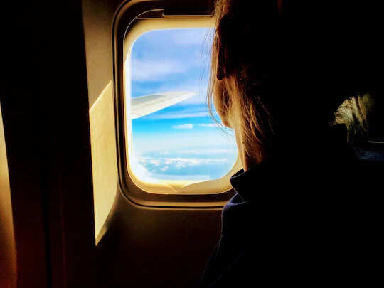 कई बार सफर के दौरान ऐसी घटनाएं हो जाती हैं जो बेहद मजेदार होती हैं। वह विचार पर हंसता है। ऐसा ही एक मामला इन दिनों सोशल मीडिया पर वायरल हो रहा है। प्लेन में विंडो शीट के लिए मारामारी होती है। बहुत से लोग पहले से ही बुकिंग कर लेते हैं ताकि वे खिड़की की चादरें प्राप्त कर सकें और टेक ऑफ या लैंडिंग के दौरान आसमान से जमीन का अच्छा दृश्य देख सकें। इसके लिए अधिक भुगतान करें। एक महिला ने ऐसा ही किया, लेकिन उसके बगल में बैठे यात्री ने एक ऐसी चाल चली कि महिला तुरंत तैयार हो गई। वह कोई और उपाय नहीं सोच सकता था।  चेल्सी ज़ेफरी नाम की इस महिला ने टिकटॉक पर अपनी कहानी शेयर की है. उसने कहा, मुझे सैन फ्रांसिस्को से न्यूयॉर्क के लिए उड़ान भरनी थी और मैंने एक विंडो शीट बुक की ताकि मैं सो सकूं। क्योंकि सफर बहुत लंबा था। रात के करीब 11 बजे थे। मैं फ्लाइट में गया और अपनी सीट पर गया और वहां एक आदमी हुडी पहने हुए था। वह अपनी आँखों को ढँक रहा था जैसे वह सो रहा हो। मैंने उसके कंधे पर थप्पड़ मारा और सॉरी कहा, लेकिन यह मेरी सीट है।  जैसे उसे नींद ही नहीं आती वह मुझे ऐसे देखने लगा जैसे उसे नींद ही नहीं आई हो, महिला ने कहा। उसने कहा, ओह, अगर आप बुरा न मानें तो आप मेरी सीट पर बैठ सकते हैं। यह कहकर वह फिर सो गया। महिला ने उसे फिर से जगाने की कोशिश की लेकिन वह नहीं उठा। महिला ने सोचा कि वह ज्यादा सो रही होगी। मैं फिर उनकी सीट पर गया, लेकिन मुझे बहुत बुरा लगा। पूरी यात्रा के दौरान वह इसी तरह हरकत करता रहा। मैं बार-बार उसे देख रहा था। वह अपनी आंखें खोलेगा और फिर उन्हें बंद कर लेगा।   वीडियो को 780,000 से अधिक बार देखा गया है चेल्सी के वीडियो को 780,000 से अधिक बार देखा जा चुका है और अधिकांश सहायक थे। कई लोगों ने कहा, अगर मैं उनकी जगह होता तो मुझे यह देखकर खुशी होती कि आपने गुस्से में 3000 मील का सफर कैसे तय किया। एक अन्य ने लिखा, अगर कोई मुझसे 1000000 बार भीख मांगे तो भी मुझे अपनी खिड़की वाली सीट नहीं छोड़नी चाहिए! ऑनलाइन ट्रैवल के रेजीडेंट केबिन क्रू मेंबर ने कहा कि यात्री न चाहें तो सीट बदलने की जरूरत नहीं है। उस ने कहा, अगर यह आपकी सीट है, तो आपको बिल्कुल भी स्थानान्तरण नहीं करना चाहिए। यदि आप अपने मित्रों, माता-पिता को साथ ले जाना चाहते हैं तो भी आपको विपरीत यात्री की भावनाओं का ख्याल रखना चाहिए। जो कहीं और बैठे हैं उनकी चिंता करें क्योंकि वे आपके साथ प्लेन में हैं। यह केवल कुछ घंटों की यात्रा है और इसमें कोई परेशानी नहीं होगी।