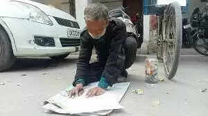 साइकिल पर टॉफी-ब्रेड बेचकर घर चलाता है ये 'पत्रकार', हाथ से लिखता है अखबार