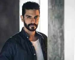 अभिनेता अंगद अंगद बेदी अपने मॉडलिंग कौशल के साथ-साथ अभिनय के भी बादशाह हैं। अंगद ने बॉलीवुड की कई फिल्मों में अपने अभिनय का जलवा बिखेरा है। अब अंगद बेदी जल्द ही कोरियन ड्रामा 'ए लीगल अफेयर' के हिंदी रीमेक शो में नजर आएंगे.  अंगद के साथ एक्ट्रेस बरखा सिंह भी नजर आएंगी. अंगद बेदी के प्रशंसक उनसे शानदार प्रदर्शन की उम्मीद कर रहे हैं। अंगद की अगली परियोजना 'लीगल अफेयर' एक कानूनी नाटक है जिसमें इंटरनेट सनसनी बरखा सिंह भी हैं। शो का निर्माण जियो स्टूडियोज द्वारा किया गया है और यह सबसे लोकप्रिय के-ड्रामा में से एक, सस्पिसियस पार्टनर का आधिकारिक हिंदी रीमेक है। शो की शूटिंग दिल्ली और मुंबई में हो चुकी है। साथ ही, यह इस साल के अंत में रिलीज होगी।  कोरियाई नाटक भी भारत में बहुत लोकप्रिय हैं  कोरियाई नाटक को भारत में एक बड़ा दर्शक वर्ग मिला है और आधिकारिक रीमेक होने से भी सकारात्मक प्रतिक्रिया मिलने की उम्मीद है। अंगद ने इस मौके पर कहा कि 'ए लीगल अफेयर' एक लीगल ड्रामा है जो एक वकील और उनके सहयोगी और उनके अफेयर पर आधारित है। यह एक इंटेंस रोमांटिक ड्रामा है, एक ऐसा जॉनर जिसमें मैंने पहले काम नहीं किया है।   मैंने पहले एक वकील की भूमिका निभाई है लेकिन यह पूरी तरह से अलग किरदार है। जो असल जिंदगी पर आधारित थी। इसके अलावा, शो के-ड्रामा, सस्पिसियस पार्टनर का आधिकारिक रीमेक है, जो पहले से ही इतना सफल शो है। यह एक तरह से दिलचस्प है क्योंकि कोरियाई संस्करण पहले से ही हिट था, इसलिए लोगों को उच्च उम्मीदें हैं।   यह अभिनेताओं और निर्माताओं पर निर्भर करता है कि वे शो में और क्या ला सकते हैं। यह शो करण दारा द्वारा निर्देशित एक रोम-कॉम है। बरखा सिंह और अंगद बेदी पहली बार स्क्रीन शेयर करते नजर आएंगे। सीरीज के सभी एपिसोड्स को जियो सिनेमा ऐप या माय जियो ऐप पर ऑनलाइन स्ट्रीम किया जाएगा। रिलीज की तारीख अभी तक घोषित नहीं की गई है। अब इस सीरीज से अंगद बेदी की किस्मत चमक सकती है। अगर यह शो ड्रामा की तरह लोकप्रिय हो जाता है, तो अंगद का स्टारडम निश्चित रूप से आसमान छू लेगा। अंगद बेदी बॉलीवुड एक्ट्रेस नेहा धूपिया के पति हैं।