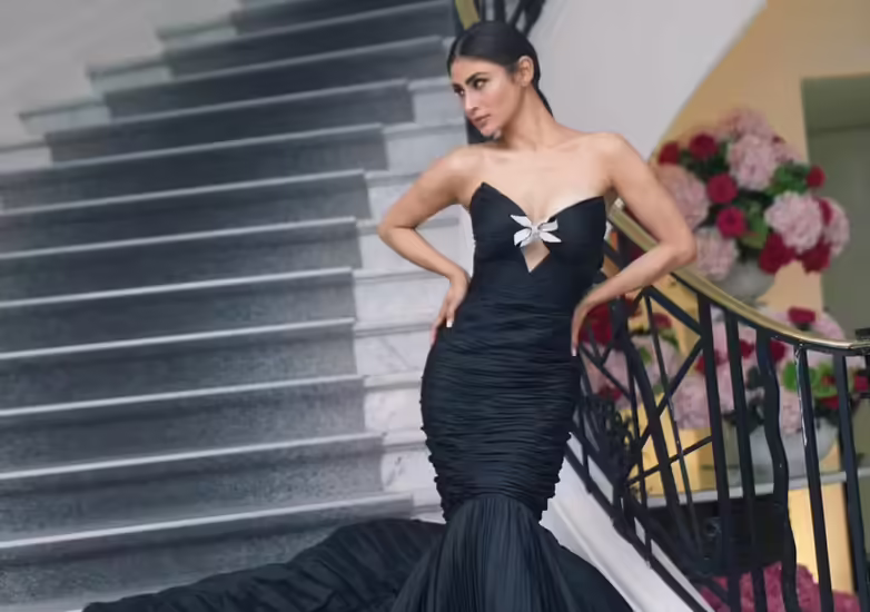 टीवी से लेकर बॉलीवुड की दुनिया में अपनी एक्टिंग का जलवा दिखा चुकीं एक्ट्रेस मौनी रॉय इन दिनों कान्स 2023 को लेकर सुर्खियों में हैं. मौनी रॉय ने इस साल कान्स फिल्म फेस्टिवल में डेब्यू किया था। कान से मौनी रॉय का डेब्यू लुक वायरल होने के बाद अब एक्ट्रेस का नया लुक सामने आया है. कान्स फिल्म फेस्टिवल के इस लुक में मौनी रॉय ब्लैक कलर की ड्रेस पहने नजर आईं। मौनी रॉय के ब्लैक लुक ने सबका ध्यान खींचा. तो आइए देखते हैं कान्स फिल्म फेस्टिवल से मौनी रॉय का नया लुक।   इस ड्रेस में नजर आईं मौनी रॉय कान्स से सामने आए नए लुक में मौनी रॉय ब्लैक कलर की ड्रेस पहने नजर आ रही हैं। मौनी रॉय की ये ड्रेस उनके फैंस को खूब पसंद आ रही है.  मौनी रॉय ने चश्मा पहन रखा था मौनी रॉय अपने नए कान्स लुक में ब्लैक ड्रेस और काला चश्मा लगाए नजर आ रही हैं।  मौनी रॉय की सादगी ने जीत लिया दिल कान्स के इस लुक में मौनी रॉय बेहद सिंपल आउटफिट में नजर आ रही थीं। मौनी रॉय की इस सादगी ने फैन्स का दिल जीत लिया।