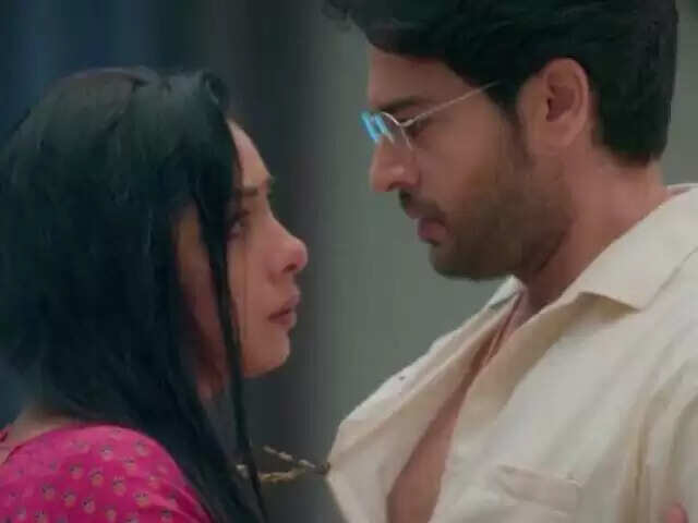 रूपाली गांगुली और गौरव खन्ना स्टारर 'अनुपमा' इन दिनों चर्चा में है। यूं तो शो में रोज नए-नए ट्विस्ट देखने को मिल रहे हैं लेकिन अनुज और अनुपमा के बीच बढ़ता फासला दर्शकों को परेशान कर रहा है. कई हफ्तों से दर्शक अनुज और अनुपमा के एक होने का इंतजार कर रहे हैं, लेकिन मेकर्स इसके लिए बिल्कुल तैयार नहीं हैं। कल भी रूपाली गांगुली की 'अनुपमा' में माया जानबूझकर अनुपमा को जलाने के लिए अनुज के साथ डांस करती नजर आई थी. दूसरी तरफ काव्या की प्रेग्नेंसी का खुलासा हो जाता है और अनुपमा इससे बहुत खुश होती है। हालांकि रूपाली गांगुली की 'अनुपमा' में ट्विस्ट यहीं खत्म नहीं होते।  अनुज अनुपमा को सच बताने की कोशिश करेगा रूपाली गांगुली की 'अनुपमा' में देखा जाएगा कि अनुज अनुपमा को सच बताने की कोशिश करता है, लेकिन तभी उसे गुरु मां का फोन आता है। वह अनुज की बात सुनने की कोशिश करता है, लेकिन उसका फोन बार-बार बजता रहता है। ऐसे में वह अनुज को टोकते हैं और गुरु मां से बात करते हैं। इससे पहले कि अनुज उससे कुछ कहता, वह गुरुकुल के लिए निकल गया। ऐसे में अनुज निराश हो जाता है।  गुरुमा अनुपमा को गुरुकुल की जिम्मेदारी सौंपेंगे 'अनुपमा' में देखा जाएगा कि गुरुमा अनुज को देर से देखकर गुस्सा हो जाती हैं और उसे डांटती हैं। लेकिन अनुपमा अपनी मां होने का रोना रोने लगती है। वहीं जब वह अनुपमा के हाथ पर अनुज का नाम लिखा देखता है तो वह और भी हैरान हो जाता है। अनुपमा के जाने के बाद, गुरुमा सोचती हैं कि तुम ऊंची उड़ान भर सकती हो, लेकिन अनुज को अपनी उड़ान रोकने मत देना। 'अनुपमा' के बारे में माना जा रहा है कि भविष्य में गुरुमा अनुपमा को गुरुकुल की जिम्मेदारी सौंप देंगे।  अनुज अनुपमा से मिलने गुरुकुल पहुंचेगा 'अनुपमा' में एंटरटेनमेंट का डोज यहीं खत्म नहीं होता। शो में दिखाया जाएगा कि अनुज कोई न कोई बहाना बनाकर अनुपमा से मिलने आ जाएगा। दूसरी ओर, माया, बरखा और वनराज चिंतित होंगे। शो के स्पॉइलर यह भी दिखाएंगे कि अनुज अनुपमा को सच बताने की कोशिश करेगा और उससे कहेगा कि मुझसे कभी नफरत मत करना। इस पर अनुपमा उन्हें गले लगा लेती हैं और कहती हैं कि मैं तुमसे कभी नफरत नहीं कर सकती। हालांकि, माना जा रहा है कि वह अपने सपनों के लिए अनुज से अलग हो जाएंगी।