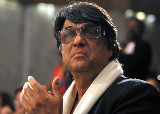 किसी आदमी को देश में बैन नहीं करना चाहिए... ये एक यूनिवर्सल लॉ है। हालांकि, हिंदुस्तान और पाकिस्तान बहुत ही बुरी तरह से बंटा है। मेरे पापा-दादा और मेरे बड़े भाई पाकिस्तान रहकर आए हैं और मैं उनसे मैंने कहानियां सुनी है, तो मेरे रोंगटे खड़े हो जाते हैं। यहां से ट्रेन से कटकर लाशे जाती थीं, वहां से कटकर आती थीं। मेरे कजिन जिनका यहां इंडिया में बिजनेस नहीं था, जो सेटल नहीं हो पाए थे, उन्होंने चादर बिछाकर यहां पर चीजें बेची हैं। उस बंटवारे के बाद पाकिस्तान का जो रुख रहा है, हमारी तरफ... खासकर मिलिट्री सरकार का वो गलत है। आवाम मिलना चाहती है एक-दूसरे से, लेकिन सरकार के ऊपर एक मिलिट्री है, जो ऐसा होने नहीं देती हैं