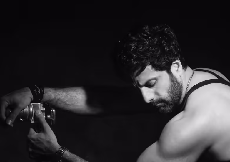 बॉलीवुड अभिनेता फरदीन खान कई फिल्मों में अपने अभिनय का जलवा बिखेर चुके हैं। लोग उनकी एक्टिंग के दीवाने हैं. लेकिन अब वह फिल्मी दुनिया से दूर भाग रहे हैं। कुछ महीने पहले फरदीन की कुछ तस्वीरें सामने आई थी जिसने फैंस को चौंका दिया था। उनका वजन काफी बढ़ गया था। हालांकि, अब फरदीन ने खुद को पूरी तरह बदल लिया है। फरदीन खान की कुछ तस्वीरें सामने आई हैं जो इंटरनेट की दुनिया में लोगों के बीच चर्चा का विषय बनी हुई हैं। आइए देखते हैं फरदीन की लेटेस्ट तस्वीरें...  फरदीन खान ने तस्वीरें शेयर की हैं फरदीन खान ने अपने इंस्टाग्राम एकाउंट को अपडेट करते हुए कुछ तस्वीरें शेयर की हैं, जिसमें उनका ट्रांसफॉर्मेशन देखने लायक है.  फरदीन खान का ये अवतार देखने लायक है फरदीन खान की इन फोटोज को देखकर लोग हैरान हैं। लोग आश्चर्य करते हैं कि कोई इतनी जल्दी कैसे बदल सकता है।   फरदीन खान ने शानदार बॉडी बनाई है फरदीन खान ने अपनी मेहनत और लगन से बहुत कम समय में एक बेहतरीन बॉडी बना ली है।