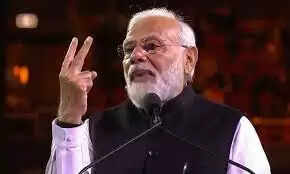 सिंगर अनूप जलोटा भी सिडनी के कुडोस बैंक एरिना में मौजूद हैं, जहां जल्द ही पीएम मोदी का कम्युनिटी इवेंट होगा और उन्होंने मीडिया से कहा, 'लोग पीएम मोदी को प्यार करते हैं। पाकिस्तान भी उससे प्यार करता है। पाकिस्तान में लोग कहते हैं कि उन्हें उनके जैसा नेता चाहिए और सिडनी में लोग मानते हैं कि नरेंद्र मोदी को प्रधानमंत्री बनना चाहिए।  अनूप जलोटा का ये वीडियो इस समय सोशल मीडिया पर वायरल हो रहा है. बता दें कि पीएम मोदी अपने ऑस्ट्रेलियाई समकक्ष एंथनी अल्बनीज के साथ मंगलवार को यहां देश में रह रहे प्रवासी भारतीयों के एक कार्यक्रम को संबोधित करेंगे. पीएम मोदी राजकीय अतिथि के तौर पर ऑस्ट्रेलिया के दौरे पर हैं. वह सिडनी में कुडोस बैंक एरिना में आयोजित होने वाले एक कार्यक्रम में भारतीय समुदाय के सदस्यों को संबोधित करेंगे।   कार्यक्रम के आयोजक इंडियन ऑस्ट्रेलियन डायस्पोरा फाउंडेशन (आईएडीएफ) को बड़ी संख्या में लोगों के आने की उम्मीद है। वहीं अनूप जलोटा की बात करें तो उन्हें भारतीय संगीत की भजन शैली में योगदान के लिए जाना जाता है. वे 'भजन सम्राट' के नाम से प्रसिद्ध हैं। उन्हें 2012 में भारत सरकार द्वारा पद्म श्री से सम्मानित किया गया था।   अनूप जलोटा तब चर्चा में आए थे जब उन्होंने मशहूर टीवी रियलिटी शो 'बिग बॉस 12' में बतौर कंटेस्टेंट हिस्सा लिया था. अनूप जलोटा का जन्म नैनीताल, उत्तराखंड में भजनों के प्रसिद्ध पंजाबी शाम चौरासी घराने में हुआ था। उनके पिता पुरुषोत्तम दास जलोटा भी एक प्रसिद्ध भजन गायक थे। शुरुआती दिनों में उन्होंने कुछ साल गुजरात के सावरकुंडला में भी बिताए। उनके दो छोटे भाई, अनिल जलोटा और अजय जलोटा और दो बहनें, अंजलि धीर और अनीता मेहरा हैं।