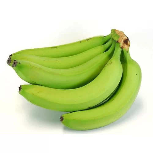 फलों में आप अक्सर पका हुआ केला खाते होंगे, लेकिन बहुत कम लोग ऐसे होते हैं जो कच्चे केले का सेवन करते हैं। कई बार लोग कच्चे केले की सब्जी, भरता या चिप्स खाते हैं, लेकिन अन्य सब्जियों की तुलना में इसकी खपत ज्यादा नहीं होती. अगर आप स्वस्थ रहना चाहते हैं तो आपको नियमित रूप से पके केले के साथ-साथ कच्चे केले का भी सेवन करना चाहिए। कच्चा केला डायबिटीज में भी बहुत फायदेमंद होता है। इसके अलावा आप दिल की सेहत और वजन घटाने के लिए भी कच्चे केले का सेवन कर सकते हैं। डायबिटीज में कच्चे केले का सेवन करने से शुगर को नियंत्रित किया जा सकता है। आइए जानें कच्चे केले में मौजूद पोषक तत्वों और इसके सेवन से होने वाले फायदों के बारे में।  कच्चे केले में मौजूद पोषक तत्व कच्चे केले कई पोषक तत्वों से भरपूर होते हैं। इसमें पोटैशियम होता है, जो ब्लड प्रेशर को नियंत्रित करता है। इसके अलावा आहार फाइबर, विटामिन, फाइटोन्यूट्रिएंट्स, मैग्नीशियम, आयरन, स्टार्च, फॉस्फोरस, कैल्शियम, जिंक, फोलेट, तांबा, मैंगनीज, कार्बोहाइड्रेट आदि भी मौजूद होते हैं।   कच्चे केले खाने के स्वास्थ्य लाभ 1. कच्चे केले में पोटैशियम भरपूर मात्रा में होता है, जो रक्तचाप के स्तर को नियंत्रित करता है। यह दिल से जुड़ी कई तरह की समस्याओं जैसे हार्ट अटैक, स्ट्रोक से बचाता है। यह हृदय स्वास्थ्य में भी सुधार करता है। अगर आप अपने दिल को लंबी उम्र तक स्वस्थ रखना चाहते हैं तो आपको कच्चे केले का सेवन जरूर करना चाहिए।  2. डायबिटीज के मरीजों के लिए कच्चा केला किसी रामबाण से कम नहीं है. यह हरी सब्जी शुगर को कंट्रोल करने का बहुत ही सरल और असरदार उपाय है। कच्चे केले में ग्लाइसेमिक इंडेक्स कम होता है और इन्हें खाने से इंसुलिन हार्मोन धीरे-धीरे रिलीज होता है। इस प्रकार इसे अपने आहार में शामिल करके आप ब्लड शुगर लेवल को आसानी से नियंत्रित कर सकते हैं।  3. कच्चे केले में कई तरह के विटामिन होते हैं, जैसे विटामिन सी, विटामिन बी6, ई, के आदि। विटामिन बी6 हमारे शरीर में कई एंजाइमेटिक प्रक्रियाओं में मदद करता है और हमारे चयापचय को बढ़ावा देता है।   4. पेट को स्वस्थ रखने के लिए आप कच्चे केले के चिप्स, साग या चिप्स खा सकते हैं। इसमें मौजूद डाइटरी फाइबर पेट संबंधी समस्याओं जैसे सूजन, अपच, गैस, पेट के अल्सर, कब्ज आदि से बचाता है। इसके सेवन से पाचन तंत्र स्वस्थ रहता है और खाना जल्दी पच जाता है।   5. कच्चे केले खाने से आपका वजन बढ़ना रुक सकता है क्योंकि इनमें आहारीय फाइबर प्रचुर मात्रा में होता है। फाइबर पेट को अधिक समय तक भरा रखता है। ऐसे में आप कुछ भी अनहेल्दी या बाहरी खाने से बच सकते हैं। इसे डाइट में शामिल करके आप अपना बढ़ा हुआ वजन कम कर सकते हैं.  इसके अलावा अगर आपको दस्त की समस्या है तो कच्चा केला खाने से इस समस्या से छुटकारा मिल सकता है. साथ ही यह सिरदर्द, मतली, थकान, उल्टी, दस्त जैसे लक्षणों को भी कम करता है। इसके इस्तेमाल से बालों और त्वचा की खूबसूरती भी बढ़ती है।