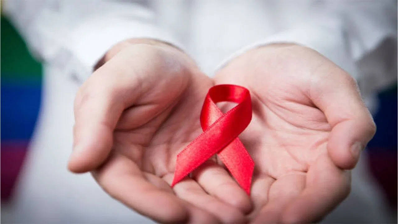 एड्स को सबसे खतरनाक बीमारियों में गिना जाता है। एड्स का संक्रमण धीरे-धीरे शरीर की रोग प्रतिरोधक क्षमता को नष्ट कर देता है। यह शरीर की रोगों से लड़ने की क्षमता को नष्ट कर देता है। यह स्थिति बहुत खतरनाक होती है और लोगों की जान ले लेती है। एड्स ह्यूमन इम्युनोडेफिशिएंसी वायरस (एचआईवी) के कारण होता है। इसे बोलचाल की भाषा में एचआईवी एड्स कहा जाता है। विश्व एड्स टीका दिवस हर साल 18 मई को मनाया जाता है। यह दिन स्वयंसेवकों, चिकित्सा पेशेवरों और वैज्ञानिकों को धन्यवाद देने का एक अवसर है जो एक सुरक्षित और प्रभावी एड्स वैक्सीन विकसित करने के लिए अथक प्रयास कर रहे हैं। यह एचआईवी वैक्सीन अनुसंधान के महत्व के बारे में जनता को शिक्षित करने का भी समय है। आज हम आपको एचआईवी एड्स से जुड़े चौंकाने वाले तथ्य और इससे बचाव के उपाय बताएंगे।  विश्व स्वास्थ्य संगठन (WHO) के अनुसार एचआईवी एड्स सबसे बड़ी स्वास्थ्य समस्याओं में से एक है। एड्स ने अब तक दुनिया में 4.10 करोड़ (40.1 मिलियन) से अधिक लोगों की जान ले ली है। वर्ष 2021 के अंत में अनुमानित 3.84 करोड़ (38.4 मिलियन) से अधिक लोग एचआईवी एड्स की समस्या से जूझ रहे थे। वर्ष 2021 में, एचआईवी से संबंधित कारणों से 6.50 लाख लोगों की मौत हुई और 15 लाख लोग एचआईवी से संक्रमित हुए। यह आंकड़ा पहले के मुकाबले थोड़ा ज्यादा हो सकता है। एचआईवी संक्रमण का कोई इलाज नहीं है और इलाज से कुछ हद तक इसे नियंत्रित किया जा सकता है। इस समय दुनिया को एचआईवी एड्स के टीके की सख्त जरूरत है। विशेषज्ञों के मुताबिक, टीका विकसित करने से इसे रोकने में काफी मदद मिलेगी।  ऐसे फैलता है एचआईवी का संक्रमण सेंटर फॉर डिजीज कंट्रोल एंड प्रिवेंशन (सीडीसी) के अनुसार, एचआईवी ज्यादातर लोगों में असुरक्षित यौन संबंध और इस्तेमाल की गई सीरिंज, ब्लेड या अन्य इंजेक्शन उपकरण साझा करने से फैलता है। एचआईवी संक्रमण एक व्यक्ति से दूसरे व्यक्ति में रक्त, वीर्य, ​​पूर्व-वीर्य द्रव, मलाशय द्रव, योनि द्रव और स्तन के दूध के माध्यम से भी फैलता है। यदि गर्भवती महिला एचआईवी से संक्रमित है, तो अजन्मा बच्चा भी संक्रमित हो सकता है। एचआईवी के ज्यादातर मामलों में, कोई लक्षण नहीं होते हैं और लोगों को इसका पता लगाने के लिए परीक्षण करने की आवश्यकता होती है।   एचआईवी/एड्स से बचने के 5 तरीके सेक्स करते समय कंडोम का इस्तेमाल करें। कई लोगों के साथ सेक्स करने से एड्स का खतरा बढ़ जाता है।  यौन संचारित रोगों (एसटीडी) के लिए अपना और अपने साथी का परीक्षण करवाएं। पॉजिटिव मिले तो उचित इलाज कराएं।  प्री-एक्सपोजर प्रोफिलैक्सिस (पीईपी) के बारे में अपने डॉक्टर से बात करें। यह एक एचआईवी रोकथाम विकल्प है जिसे उच्च जोखिम वाले लोगों द्वारा अपनाया जाना चाहिए।  किसी के द्वारा इस्तेमाल की गई सीरिंज या ब्लेड का इस्तेमाल न करें। ऐसा करने से एचआईवी का खतरा बढ़ जाता है।  सेक्स करने से पहले अपना और अपने साथी का एचआईवी टेस्ट करवाना बहुत जरूरी है। समय-समय पर जांच कराते रहें।