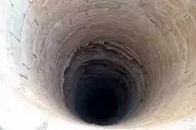 તમે દશરથ માંઝીની વાર્તા તો સાંભળી જ હશે, જેણે પોતાની પત્નીના પ્રેમ માટે પહાડ ખોદી નાખ્યો હતો. હવે તમને મહારાષ્ટ્રના પ્રણય રમેશ સાલકરની વાર્તા કહું, જેણે પોતાની માતા માટે કૂવો ખોદ્યો. ખાસ વાત એ છે કે પ્રણય માત્ર 14 વર્ષનો છે અને હવે તેની ભાવનાના વખાણ કરનારા લોકોની કોઈ કમી નથી. પોલીસ (મહારાષ્ટ્ર પોલીસ)એ પણ તેની પીઠ થપથપાવી હતી.   થાણે જિલ્લાના કેલ્વે, પાલઘરના તુરાંગપાડાના દર્શના અને રમેશ, બંને પતિ-પત્ની બાગીમાં મજૂરી કરીને પરિવારનો ઉછેર કરે છે. સાંજે ઘરે પરત ફર્યા બાદ દર્શનાને પરિવાર માટે પાણી લાવવાનું હતું. પાણી માટે માતાની રોજીંદી દોડ સ્નેહથી જોવામાં ન આવી અને આઠમા ધોરણના વિદ્યાર્થીએ પોતાના ઘરમાં જ કૂવો ખોદવાનું નક્કી કર્યું.   પ્રણય નક્કી છે. ખેતી માટે વપરાતા ઓજારોની મદદથી ચાર દિવસ સુધી સતત પ્રયત્નો કરીને કૂવો ખોદવામાં આવ્યો. 18 ફૂટ ખોદ્યા બાદ પીવાલાયક પાણી મળી આવતા સમગ્ર પરિવારની આંખોમાં હર્ષના આંસુ આવી ગયા હતા.   પ્રણયે કહ્યું, 'મારી માતાને પાણી લેવા માટે દૂર દૂર જવું પડે છે. માથા પર સતત માટલું રાખવાથી હાથ અને શરીરમાં પણ દુખાવો થાય છે. હું મારી માતાની સતત વેદના જોઈ શકતો ન હતો.&rsquo; પ્રેમની આ લાગણી પર તેની માતા દર્શનાએ કહ્યું, &lsquo;મારા પુત્રએ મારી મુશ્કેલી જોઈ અને કૂવો ખોદ્યો. હું બહુ ખુશ છું. હવે આપણે આ કૂવાના પાણીનો ઉપયોગ વાસણો અને કપડાં ધોવા માટે કરીએ છીએ.   અહીં, પ્રણયના પિતા રમેશ સાલકરે જણાવ્યું હતું કે, "ઘરમાં નળ ન હોવાને કારણે, પાણી લેવા માટે ક્યારેક લાંબા કૂવા અને ક્યારેક તળાવમાં જવું પડે છે." તે ઘણું દુઃખી કરે છે, પરંતુ અમે બધા પ્રણય દ્વારા તેની માતા પ્રત્યેના જુસ્સાથી ખૂબ જ સંતુષ્ટ છીએ.   માતાપિતાને તેમના નાના પુત્ર પર ખૂબ ગર્વ છે. આટલું જ નહીં મુંબઈ પોલીસે પણ આ કામના ખૂબ વખાણ કર્યા છે. એસપી બાળાસાહેબ પાટીલ પોતે આ વસાહતમાં પહોંચ્યા હતા અને કૂવો જોયો હતો, પ્રણય અને તેના પરિવાર સાથે વાત કરી હતી અને કહ્યું હતું કે જે યુગમાં બાળકો મોબાઈલ ફોનનો આનંદ માણે છે, પ્રણયે એક દાખલો બેસાડ્યો છે.