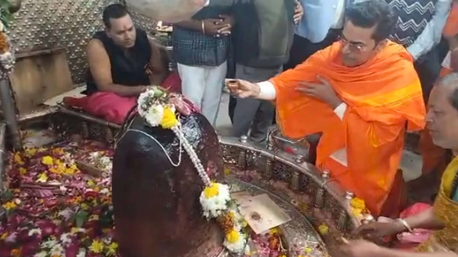 Ashutosh Rana: उज्जैन के श्री महाकालेश्वर मंदिर पहुंचे एक्टर आशुतोष राणा, भस्म आरती में भी लिया हिस्सा