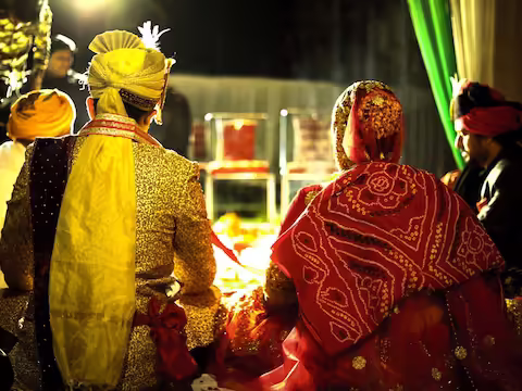 दुनिया में शादी से जुड़ी कई अजीबोगरीब परंपराएं हैं, जिनका लोग आज भी पालन करते हैं। कहीं दूल्हा-दुल्हन मिट्टी से लथपथ हैं, तो कहीं शादी के मेहमान दुल्हन के साथ नाच रहे हैं। लेकिन भारत में एक बहुत ही अजीब परंपरा है जिसमें दूल्हा अपनी ही शादी में शामिल नहीं होता है। वह अपने घर पर रहता है और अपनी दुल्हन का इंतजार करता है। क्या आप जानते हैं कि यह परंपरा कहां से शुरू हुई?  भारत में, दूल्हा (दूल्हा दुल्हन की ओर से दुल्हन से शादी करता है) अपने रिश्तेदारों, संगीत के साथ बारात निकालता है और अपनी दुल्हन को शादी में लाता है। लेकिन भारत में एक ही जगह ऐसी है जहां इस प्रथा का पालन नहीं किया जाता है। क्योंकि यहां दूल्हा अपनी शादी में नहीं जाता है। हम बात कर रहे हैं गुजरात (गुजरात अजीबोगरीब लगना) के कुछ गांवों की जहां यह प्रथा प्रचलित है। रिपोर्ट्स के मुताबिक, गुजरात के 3 आदिवासी गांवों में ऐसी प्रथा है जहां दूल्हे अपनी ही शादियों में शामिल नहीं होते हैं। वह शेरवानी-साफा पहनकर अपनी मां के साथ घर पर रहता है और अपनी दुल्हन के घर आने का इंतजार करता है।  कुंवारी कन्याएं वर लाती हैं यहां की प्रथा के अनुसार लड़के की अविवाहित बहन अपनी ननद की मांग पर सिंदूर लगाकर उससे शादी कर लेती है और अपने घर ले आती है। अगर बहन नहीं है तो परिवार का कोई भी अविवाहित सदस्य सिंदूर लगा सकता है। तीन गांवों की इस परंपरा में दूल्हे द्वारा की जाने वाली सभी रस्में दुल्हन की बहन द्वारा निभाई जाती हैं। शुभ परिक्रमा भी बहन ने ली है। यहां के लोगों का कहना है कि जब भी इस परंपरा को नकारा गया तो लोगों के साथ कुछ बुरा हुआ। उनका विवाह टूट गया या उनका वैवाहिक जीवन सुखी नहीं रहा। लोगों का यह भी कहना है कि अगर इसका पालन नहीं किया तो बड़ी समस्या खड़ी हो जाती है।  ऐसी परंपरा का कारण क्या है? लोग इस परंपरा के पीछे कुछ लोककथाओं को कारण मानते हैं। उनका मानना ​​है कि सुरखेड़ा, सानदा और अंबाल गांवों के देवता कुंवारे हैं। ऐसे मामलों में, दूल्हा उसका सम्मान करने के लिए घर पर रहता है और उसकी बारात में भाग नहीं लेता है। घर में रहकर दूल्हा सुरक्षित और खुशहाल जीवन व्यतीत करता है।