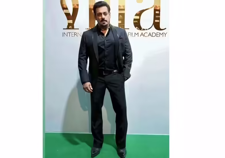 आईफा अवॉर्ड समारोह अबू धाबी में शुरू हो गया है। बीते दिन आईफा का म्यूजिकल इवेंट हुआ, जिसमें बॉलीवुड के कई नामी सितारों ने शिरकत की. आईफा अवॉर्ड्स के म्यूजिक इवेंट्स में सलमान खान से लेकर विक्की कौशल और ईशा गुप्ता पहुंचे। सभी ने अपने लुक्स से लाइमलाइट बटोरने में कोई कसर नहीं छोड़ी है. जहां सलमान खान का डैशिंग लुक चर्चा में था, वहीं ईशा गुप्ता का बोल्ड लुक भी सुर्खियां बटोर रहा था। आईफा अवॉर्ड्स के म्यूजिकल इवेंट से जुड़ी तस्वीरें भी सोशल मीडिया पर वायरल हो रही हैं। तो आइए देखते हैं ये तस्वीरें-  सलमान खान के डैशिंग लुक ने सुर्खियां बटोरीं IIFA अवॉर्ड्स के म्यूजिकल इवेंट में सलमान खान ने अपने डैशिंग लुक से सुर्खियां बटोरीं। उन्होंने कैमरे के सामने एक से बढ़कर एक पोज भी दिए।  उर्वशी का अंदाज बेहद अलग नजर आया उर्वशी रौतेला व्हाइट फेदर गाउन पहन ग्रीन कार्पेट पर पहुंचीं। उनके इस अनोखे लुक को देख जहां कुछ ने उनके लुक की तारीफ की तो वहीं ट्रोलर्स ने उन पर तंज कसने में कोई कसर नहीं छोड़ी.  ईशा गुप्ता के बोल्ड लुक ने होश उड़ा दिए ईशा गुप्ता ने IIFA अवॉर्ड्स के म्यूजिकल इवेंट्स में चमचमाती ड्रेस पहनकर एंट्री की थी. लेकिन उनकी बोल्डनेस देख हर कोई हैरान रह गया। बता दें कि ईशा गुप्ता अक्सर अपने लुक्स को लेकर चर्चा में रहती हैं।  रेड ड्रेस में नोरा फतेही कातिलाना अंदाज में नजर आईं नोरा फतेही ने आईफा रॉक्स 2023 में रेड बॉडीकॉन ड्रेस में कदम रखा। उन्होंने ग्रीन कार्पेट पर अपनी कमर पर हाथ रखकर आकर्षक पोज भी दिया। उनकी तस्वीरें खूब वायरल हो रही हैं.